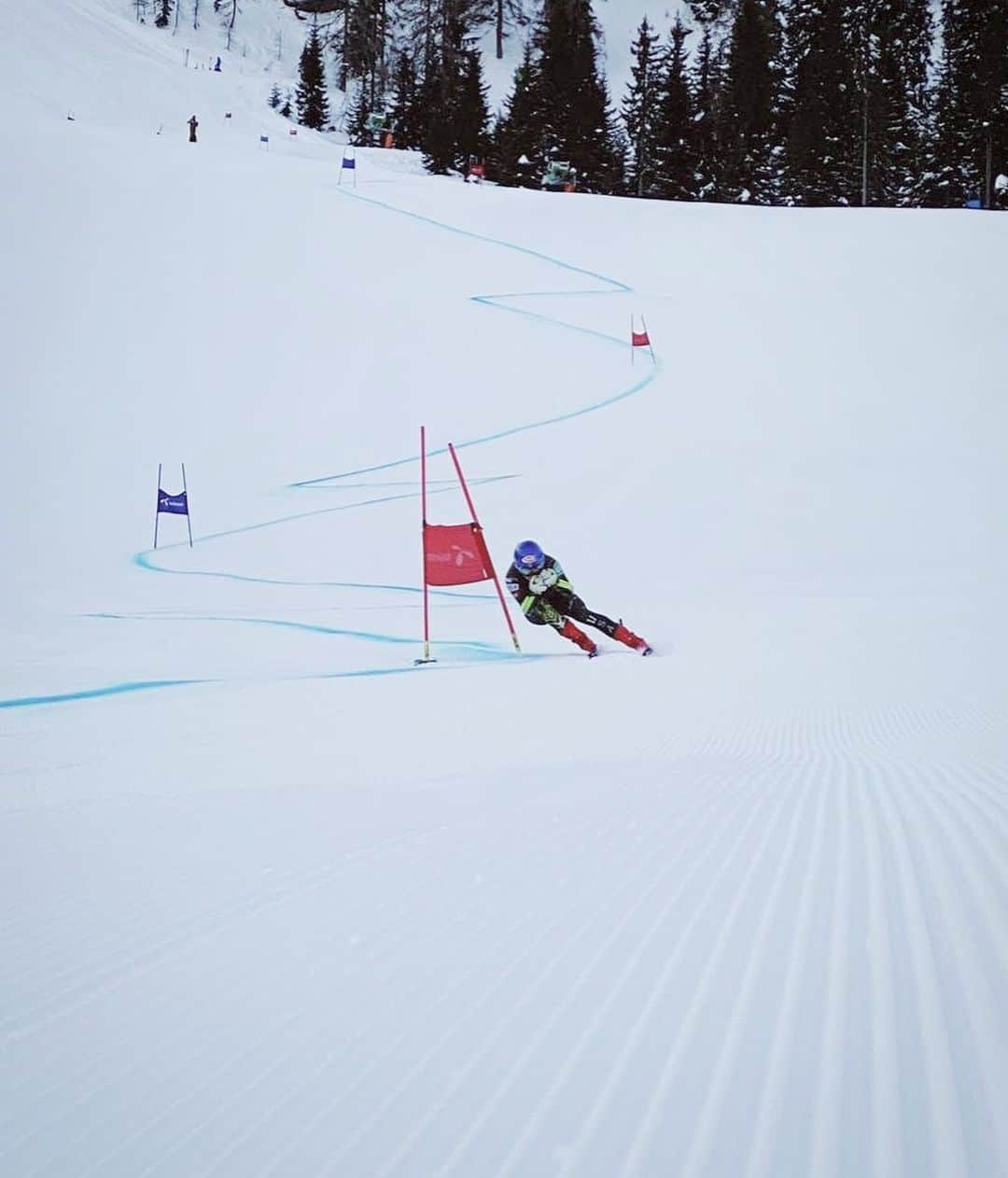 ミカエラ・シフリンのインスタグラム：「Cruising along...🤗 #weareskiing (📸 @gent_ile )」