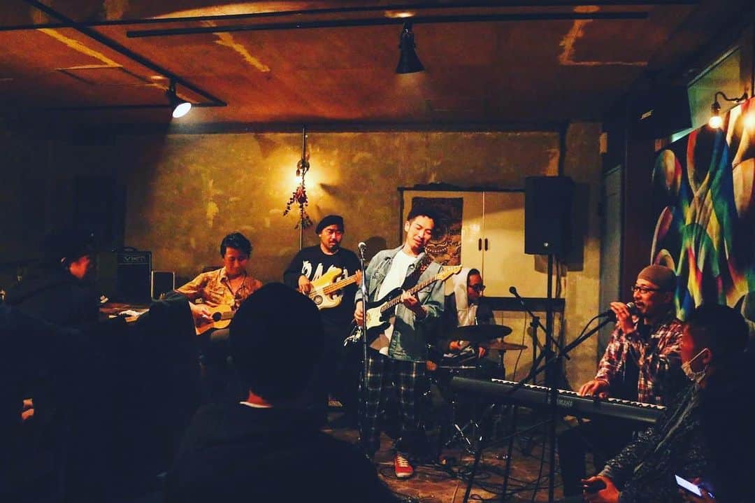 竹内朋康のインスタグラム：「日吉に新しく出来たBar Transit にて新たなパーティーMaggot Wednesday  昨夜、大盛況にて終えました。 椎名純平、TOMOHIKO、大竹重寿、さらに越野竜太も加わってのライブはめっちゃ楽しかったです！なにやらこれから毎週水曜日がワクワクしますね。 DJもやりますぜ！ 来週の水曜日も日吉 Bar Transitにてお待ちしてます🤘🤘🤘」