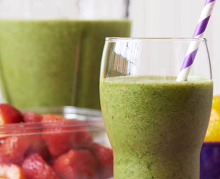 Dole Packaged Foods（ドール）のインスタグラム：「It's time to rise and (sun)shine with this Fruit Salad #Smoothie! Filled with fruity goodness, yummy #kale, and greens, this is one delicious and fun way to drink your #veggies! 🍍 🍓 🍌」
