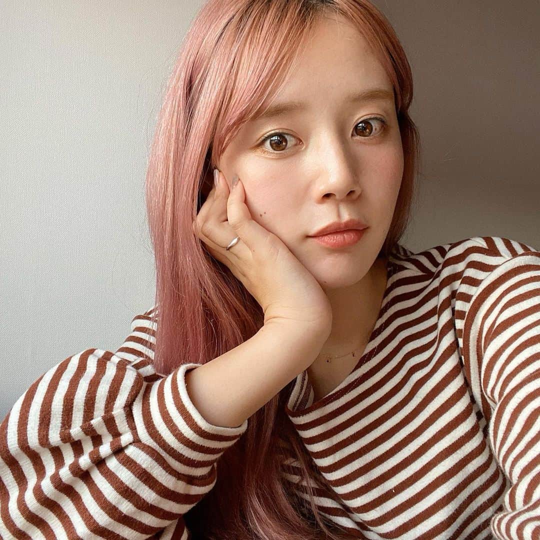 目見田早弥子のインスタグラム：「| ꙳ 今日は前髪わけてみた𓈒𓂂 どうですか..☕️ わかりづらいけどマスカラはカーキ🦎」