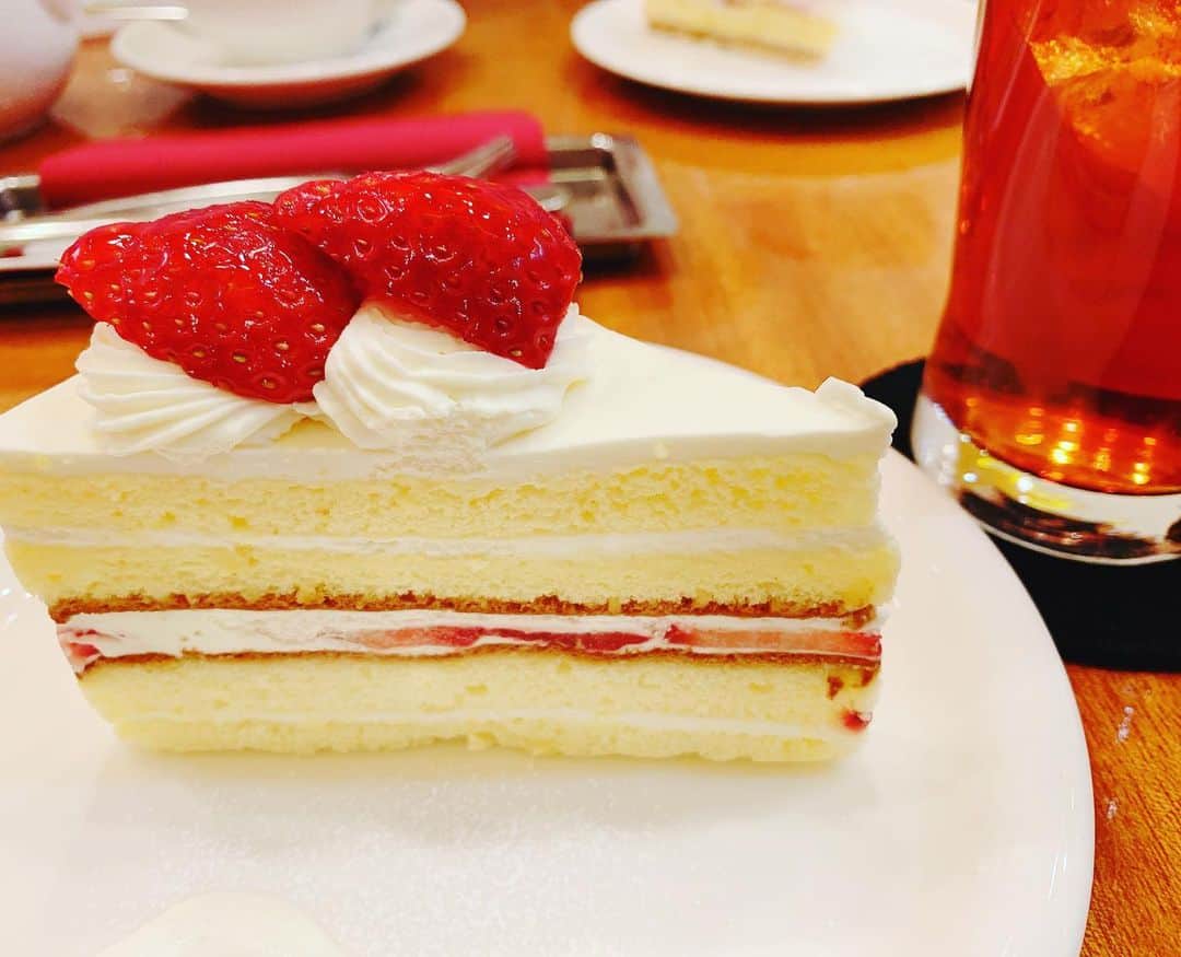 湯浅知里さんのインスタグラム写真 - (湯浅知里Instagram)「♡♡ . . . 昔からイチゴのショートケーキが 1番好き❣️❣️ . . . #ケーキ #ショートケーキ . . . 😋🍓🍰✨」1月9日 23時53分 - chisato.y515