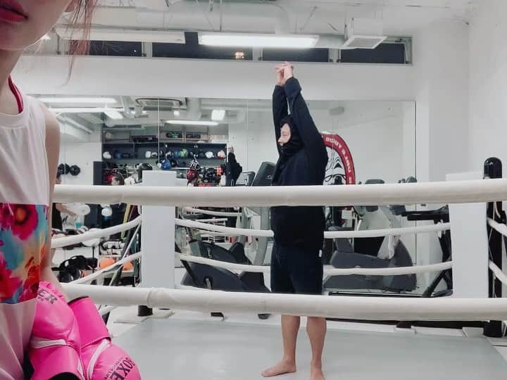のインスタグラム：「💖 . 2020初キック🥊💥 . 2020初カンヤサンドバッグ🥊🥊 . カンヤもサンドバッグに寄せてきた❗️笑 . そしてついにカンヤを蹴ってみた🦵💥 カンヤは痛かった😵💦 . 今年はスパーリングにも挑戦できるかな、❓ 今年はもっとキックも上達できるように頑張る💪 . . #初トレ#トレーニング始め#ももトレ #workout#kickboxing#キックボクシング#シーザージム#渋谷#shibuya#tokyo #boxercise#boxing#training#fitness#bodymake #筋トレ女子#腹筋女子 #脂肪燃焼#diet#ダイエット#痩せる#痩せたい#引き締め#筋トレ#body #美ボディ#fitgirl #サンドバッグ#カンヤ」