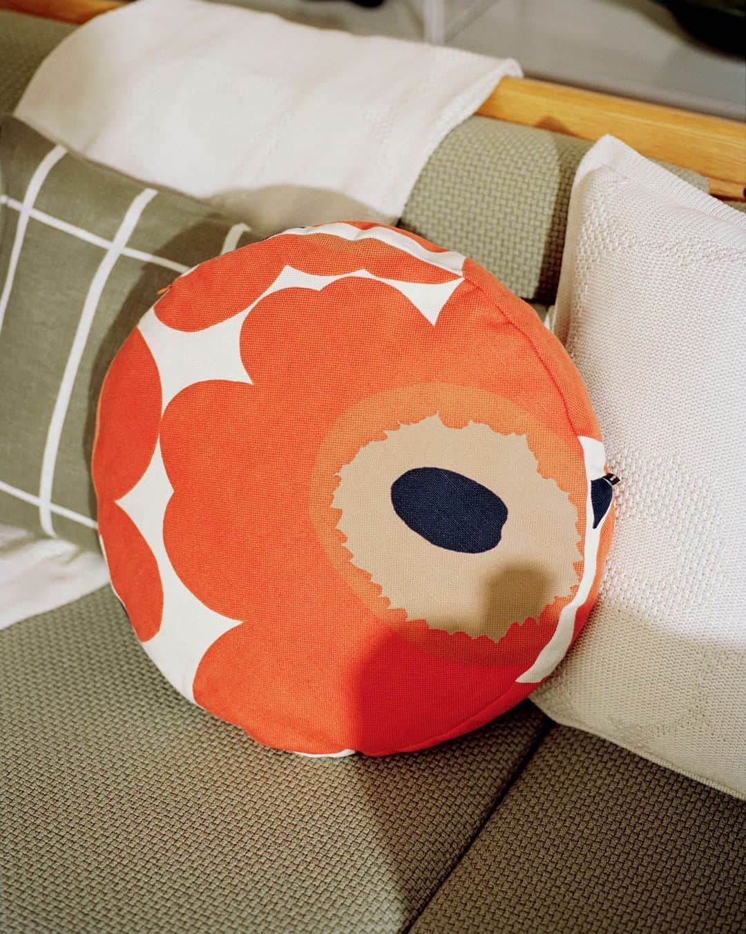 マリメッコさんのインスタグラム写真 - (マリメッコInstagram)「A pillow like a ray of sunshine. This pillow's beautiful Unikko (poppy) fabric was printed in our Helsinki printing factory, like 80% of the textile items of this season's home collection. ⠀⠀⠀⠀⠀⠀⠀⠀⠀ Explore our new arrivals at marimekko.com and in-store. #marimekko」1月10日 0時05分 - marimekko