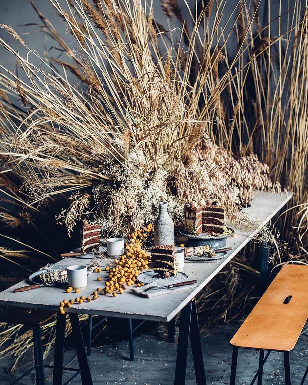 Our Food Storiesさんのインスタグラム写真 - (Our Food StoriesInstagram)「Now on the blog - a new table set up we created with the talented team from @ruby_marylennox and the most delicious gluten-free chocolate cake with swiss coffee buttercream and marzipan-nougat pralines🍰😋 See more via the link in profile. #ourfoodstoriesstudio  ____ #tabledecoration #tablesetting #gatheringslikethese #fellowmag #foodphotographer #foodstylist #germanfoodblogger #flowerinstallation #flowercloud #plantinstallation #framacph #glutenfri #glutenfrei #glutenfreecake #glutenfreerecipes #cakerecipes #tabledecor」1月10日 0時17分 - _foodstories_