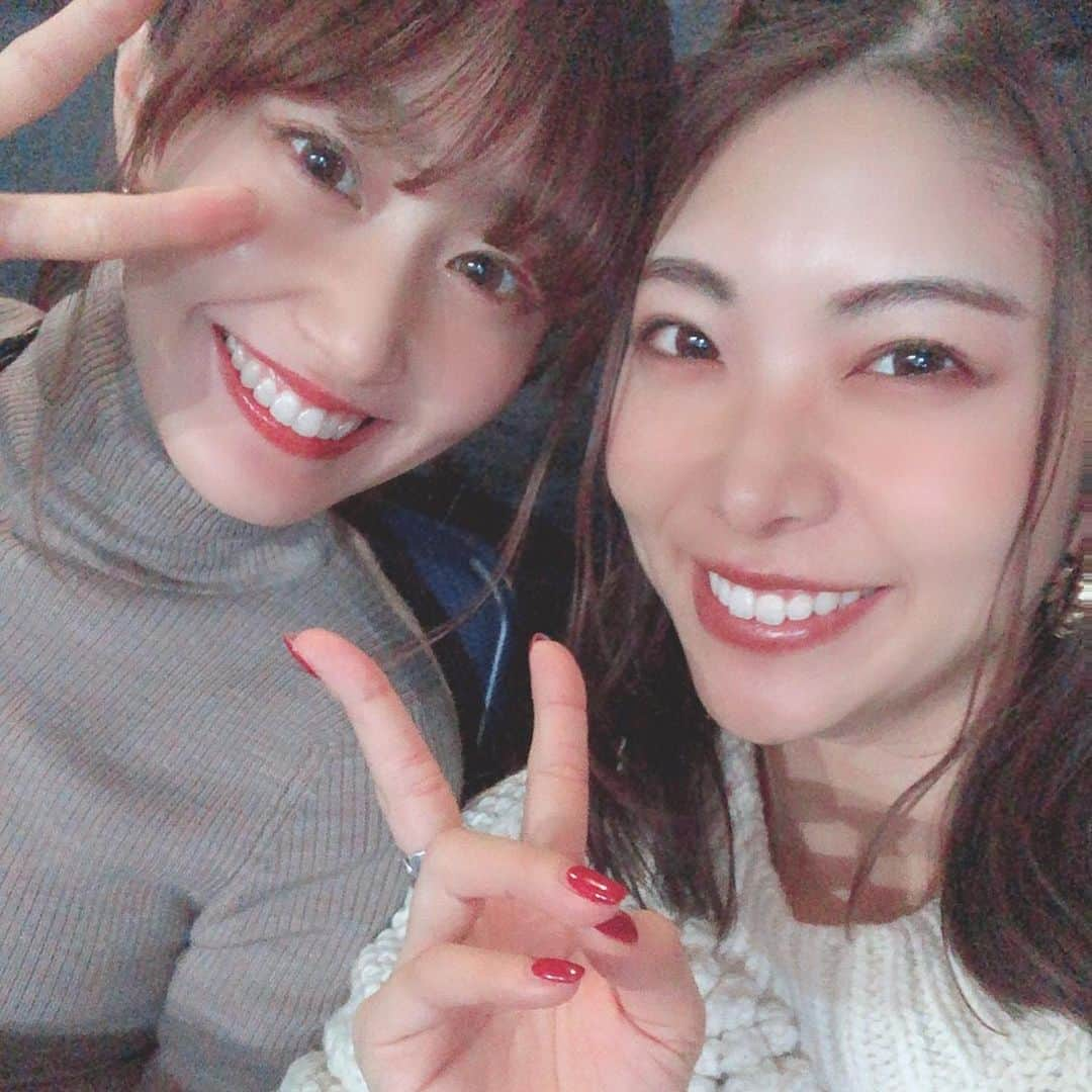 菊井彰子さんのインスタグラム写真 - (菊井彰子Instagram)「母に👶お願いして、ONE OK ROCKのライブ行ってきた🎤 @yuria.golf と❤︎とてもシンプルな内容なんだけどパフォーマンスとボーカル力とお客さんの一体感が凄すぎて3時間弱のライブが30分くらいに感じた🤣しかもそんなに曲しらないのに。それってすごくない❓🤔 まさに圧巻でした。 ロック界の日本代表ですなぁ🇯🇵 #🇯🇵背負ってるなぁ  #oneokrock  #咳喘息再発 #無理してライブ行くかぁーちゃん #だって楽しみやったんやもん  #息抜き❤︎」1月10日 0時20分 - yanakiku_kiku