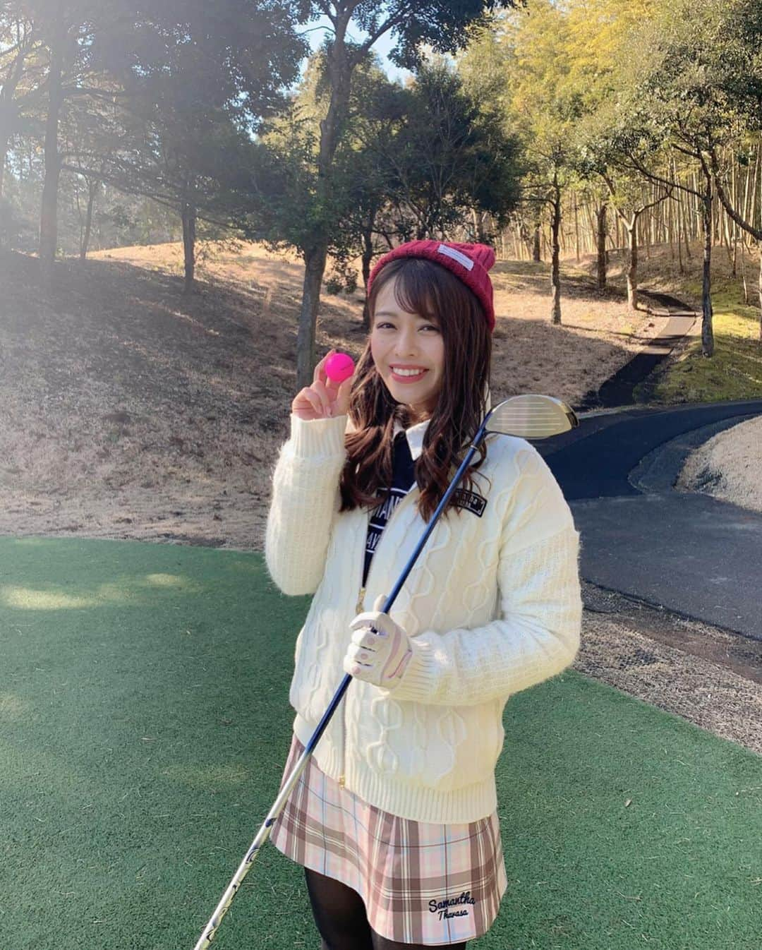 石倉侑芽さんのインスタグラム写真 - (石倉侑芽Instagram)「3日から新年初のゴルフ⛳️💓 去年も年明けゴルフしてたなぁ🏌️‍♀️ . この日は全然身体が動かんくて うまく出来なかった😭 前半81の後半64でした🤣🤣🤣 . けどゴルフってほんと楽しいー(*´˘`*)♥ もっと頑張りたいな🎀 . ゴルフウェアは全身 @samantha_golf です🌟 . #ゴルフウェア#ゴルフ女子#ゴルフ#ゴルフ場 #サマンサゴルフ#ゴルフコーデ#ゆめちんゴルフ」1月10日 0時30分 - yume8115