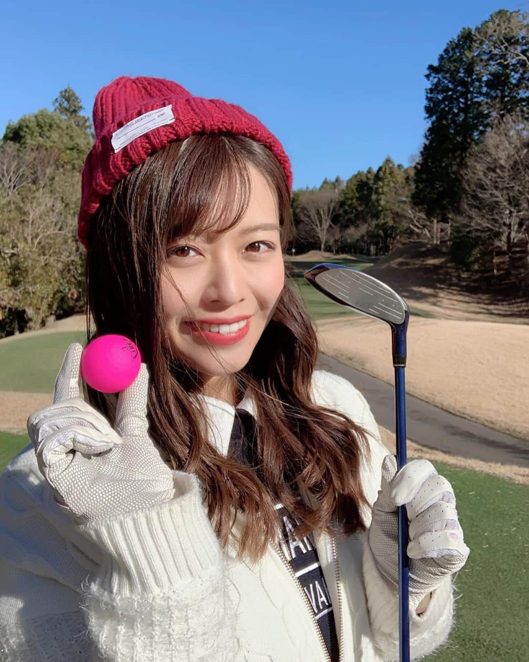 石倉侑芽さんのインスタグラム写真 - (石倉侑芽Instagram)「3日から新年初のゴルフ⛳️💓 去年も年明けゴルフしてたなぁ🏌️‍♀️ . この日は全然身体が動かんくて うまく出来なかった😭 前半81の後半64でした🤣🤣🤣 . けどゴルフってほんと楽しいー(*´˘`*)♥ もっと頑張りたいな🎀 . ゴルフウェアは全身 @samantha_golf です🌟 . #ゴルフウェア#ゴルフ女子#ゴルフ#ゴルフ場 #サマンサゴルフ#ゴルフコーデ#ゆめちんゴルフ」1月10日 0時30分 - yume8115