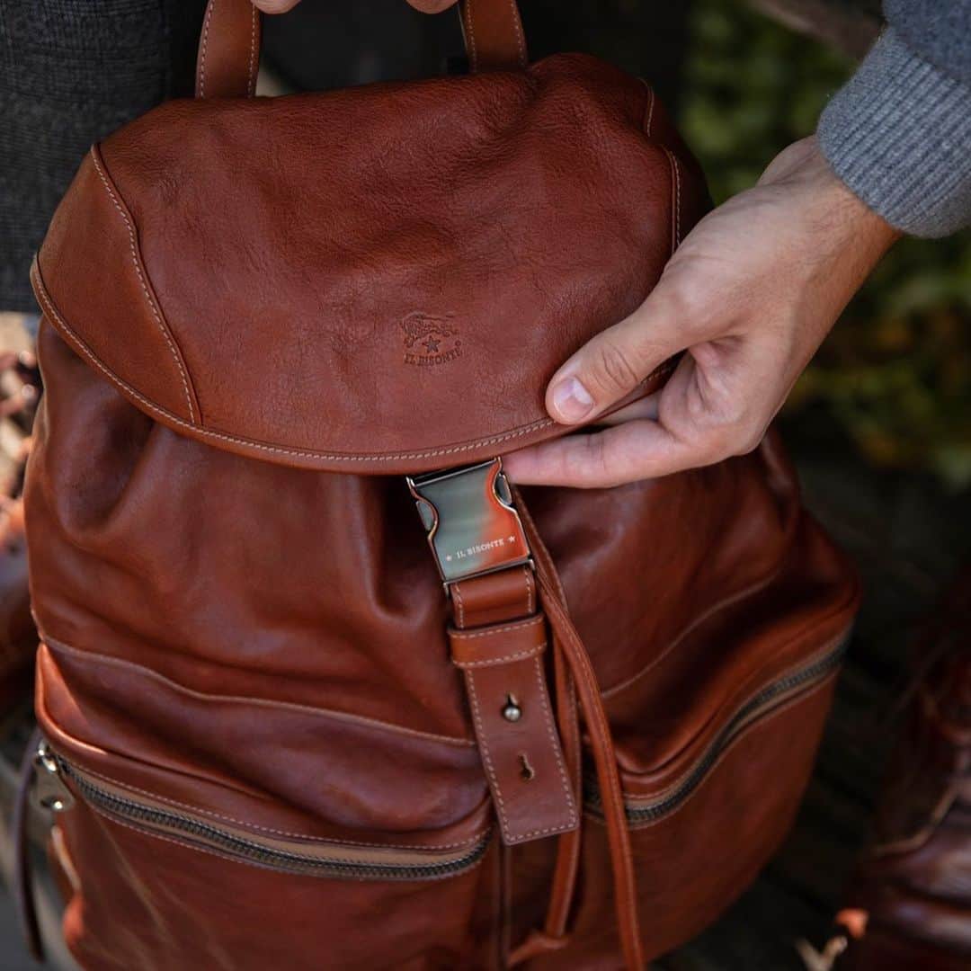 イルビゾンテのインスタグラム：「@themodernotter can’t get over it, and you? ☆  #pu97 #pittiuomo2020 #pittiuomo97 #pitti97 #leathercraft #leatherdesign #leatherbag #leather #leathercrafts #craftmanship #lifestyle #madeintuscany」
