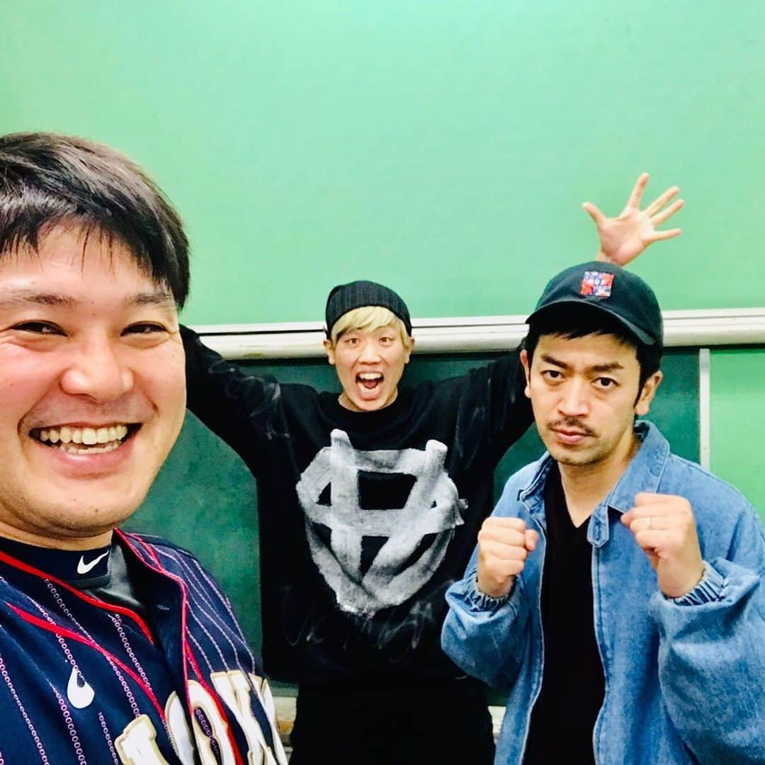 けんじるさんのインスタグラム写真 - (けんじるInstagram)「‪今年初の毎月恒例のムーディ勝山LINE LIVE配信でした〜‼️‬ ‪ご視聴下さいました皆さんありがとうございまぁ〜す！本年も宜しくですぅ〜💨‬ ‪#けんじる #食い込MEN #芸人 #お笑い #ギャグ #吉本 #ムーディ勝山 #DH億 #LINE‬」1月10日 0時35分 - kenjiru0318