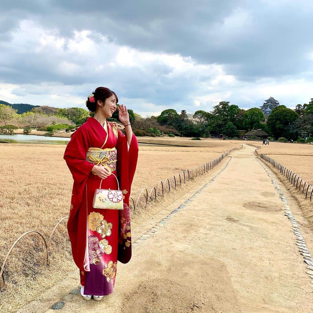のインスタグラム：「. . 私の残念なところは 左手首にヘアゴムつけがちなところです ああ… . 成人式で着た姉の振袖と似た落ち着いた赤で ウキウキでした！思い出の色！ . #岡山城 #烏城 #岡山後楽園 #RSK #３時のおやつ」