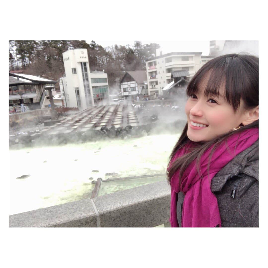 柳野玲子のインスタグラム：「今日から2020年のデイリーニュースもスタートしましたが、先日は初めて草津温泉に行ってきました♨️ 街が温泉🥰 お肌すべすべ、お料理もお酒も美味しくて爆睡😪💞 ゆっくりさせていただき感謝でした✨ 温泉最高〜🥰 #草津 #草津温泉 #旅行 #温泉 #お正月休み #三大名泉」