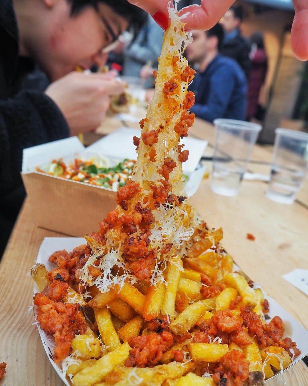 Eat With Steph & Coのインスタグラム：「@eduldn CHEESE 🍟🧀!!! #innovative Spanish tapas style food at @boxpark - for contemporary burritos, tacos and these loaded chorizo fries!! #invited find @eduldn  at Unit 59 at Boxpark! 📷: @mchan4b #cheesepull」