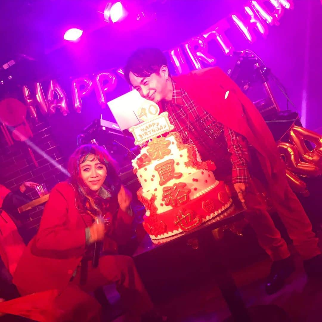 丸山敬太さんのインスタグラム写真 - (丸山敬太Instagram)「奈良君のお誕生日会  愛がいっぱい。  奈良君は本当にいつだって沢山の愛をいつも周りに与えてくれる人  優しくて、クソ面白くて、かっこいい。  だからたっくさんの愛のあるおめでとうで満ちていたアイソトープの空間  お祝いに行ったのに、ハッピーな気持ちにとってもなれた良い夜でした。  みんな可愛いかった❤️ いつも仲良くしてくれてありがとう！  おめでとう㊗️㊗️㊗️㊗️㊗️」1月10日 0時55分 - keitamaruyama