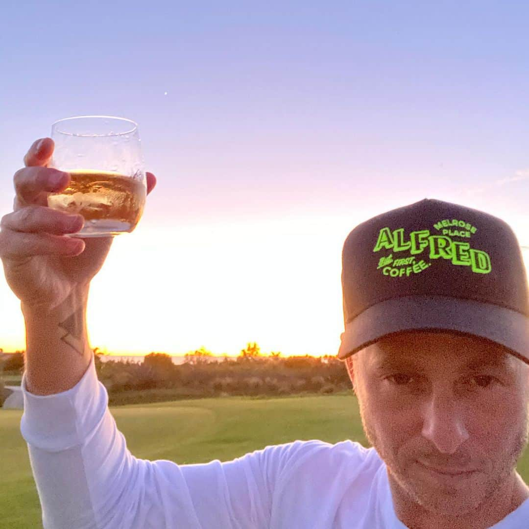 ライアン・テダーさんのインスタグラム写真 - (ライアン・テダーInstagram)「I have no idea what was in this glass- but cheers to 2020 fam」1月10日 0時51分 - ryantedder