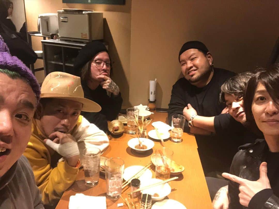 のインスタグラム：「本日は、久々のT.T.Tメンバーでの 新年会‼️ いつものように、同年代トークで 盛り上がりました🤘  #boo  #薫 #koji #aiji #tsuyoshi #duttch」