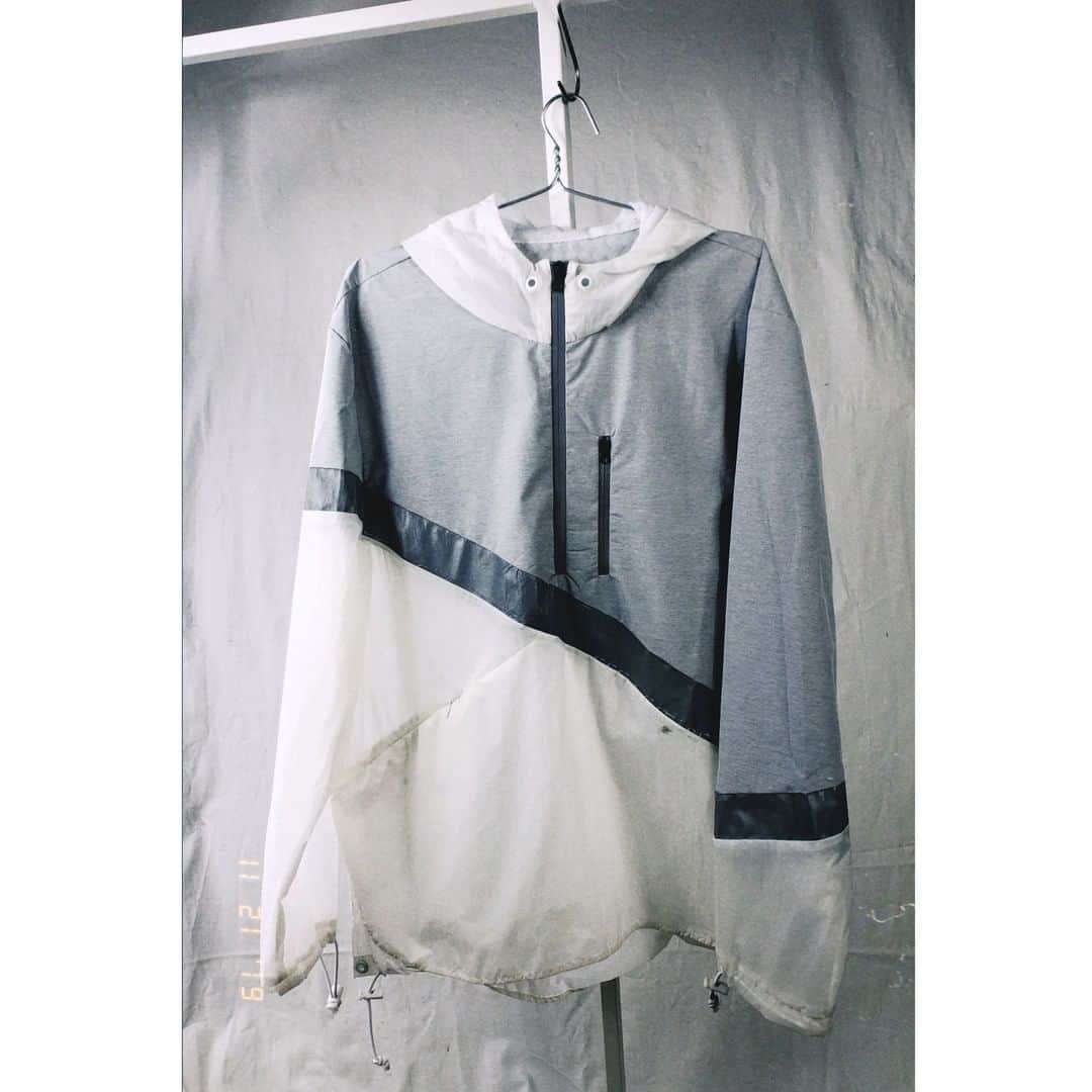 リンダマイフンさんのインスタグラム写真 - (リンダマイフンInstagram)「#archive⁠ 2017. Dayview. Outershell. ⁠ Grey, silver or transparent, could not choose. ⁠ ⁠ The following prototype of the windbreaker trial at #supervisionlab.⁠ This time in waterproof nylon.⁠ ⁠ #slow #designerlife #windbreaker #highvis #waterproof #⁠jacket #tyvek #circulardesign #test #whiteonwhite #raincoat #prototype #reflectivejacket」1月10日 1時05分 - lindamaiphung