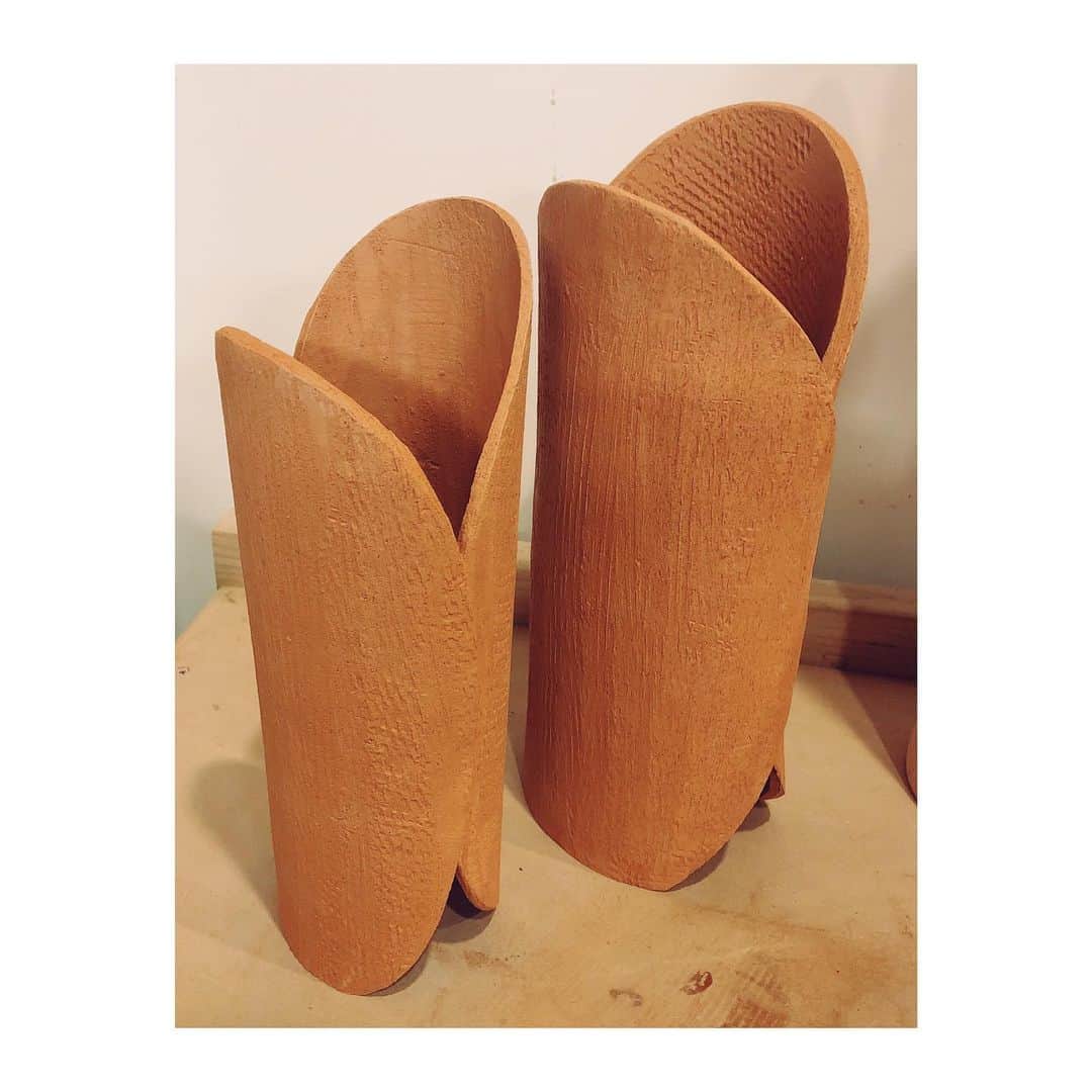 のインスタグラム：「LAMP Oulala it is going to be awesome, don't you think? /// /// LAMPE Je la sens bien cette série pas vous?  #ceramic #handbuild #moderncraft #pottery #clay #art #sculpture #happyness #ceramique #glaze #losangeles #studio #terracotta」