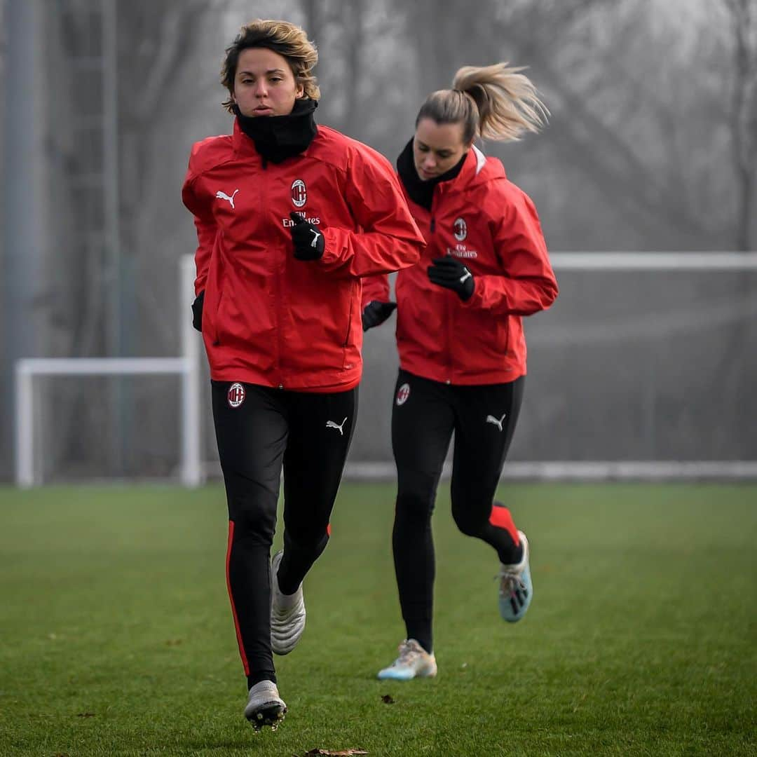 ACミランさんのインスタグラム写真 - (ACミランInstagram)「Working towards #MilanEmpoli with our new Rossonera, Pamela Begić ❤️🖤 #FollowTheRossonere #SempreMilan」1月10日 1時14分 - acmilan