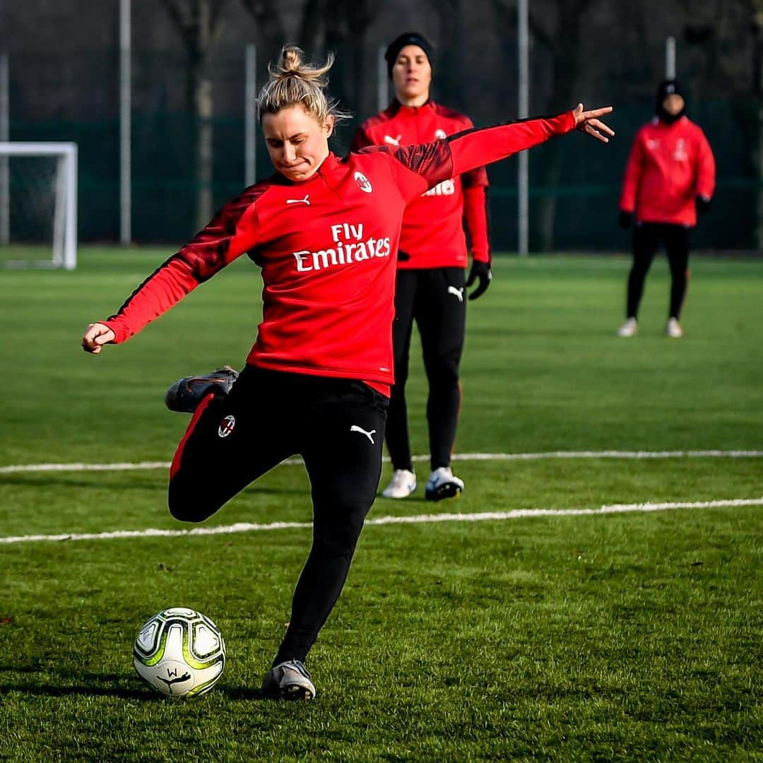 ACミランさんのインスタグラム写真 - (ACミランInstagram)「Working towards #MilanEmpoli with our new Rossonera, Pamela Begić ❤️🖤 #FollowTheRossonere #SempreMilan」1月10日 1時14分 - acmilan