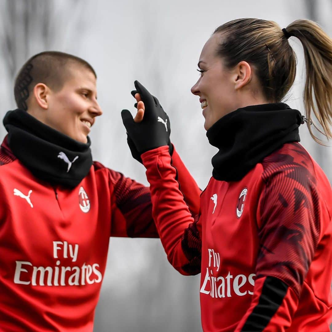 ACミランさんのインスタグラム写真 - (ACミランInstagram)「Working towards #MilanEmpoli with our new Rossonera, Pamela Begić ❤️🖤 #FollowTheRossonere #SempreMilan」1月10日 1時14分 - acmilan