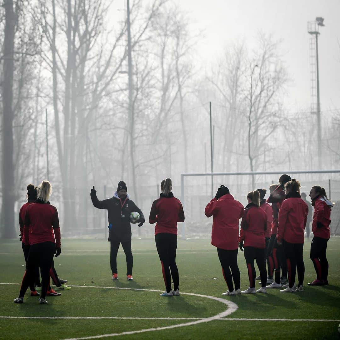 ACミランさんのインスタグラム写真 - (ACミランInstagram)「Working towards #MilanEmpoli with our new Rossonera, Pamela Begić ❤️🖤 #FollowTheRossonere #SempreMilan」1月10日 1時14分 - acmilan