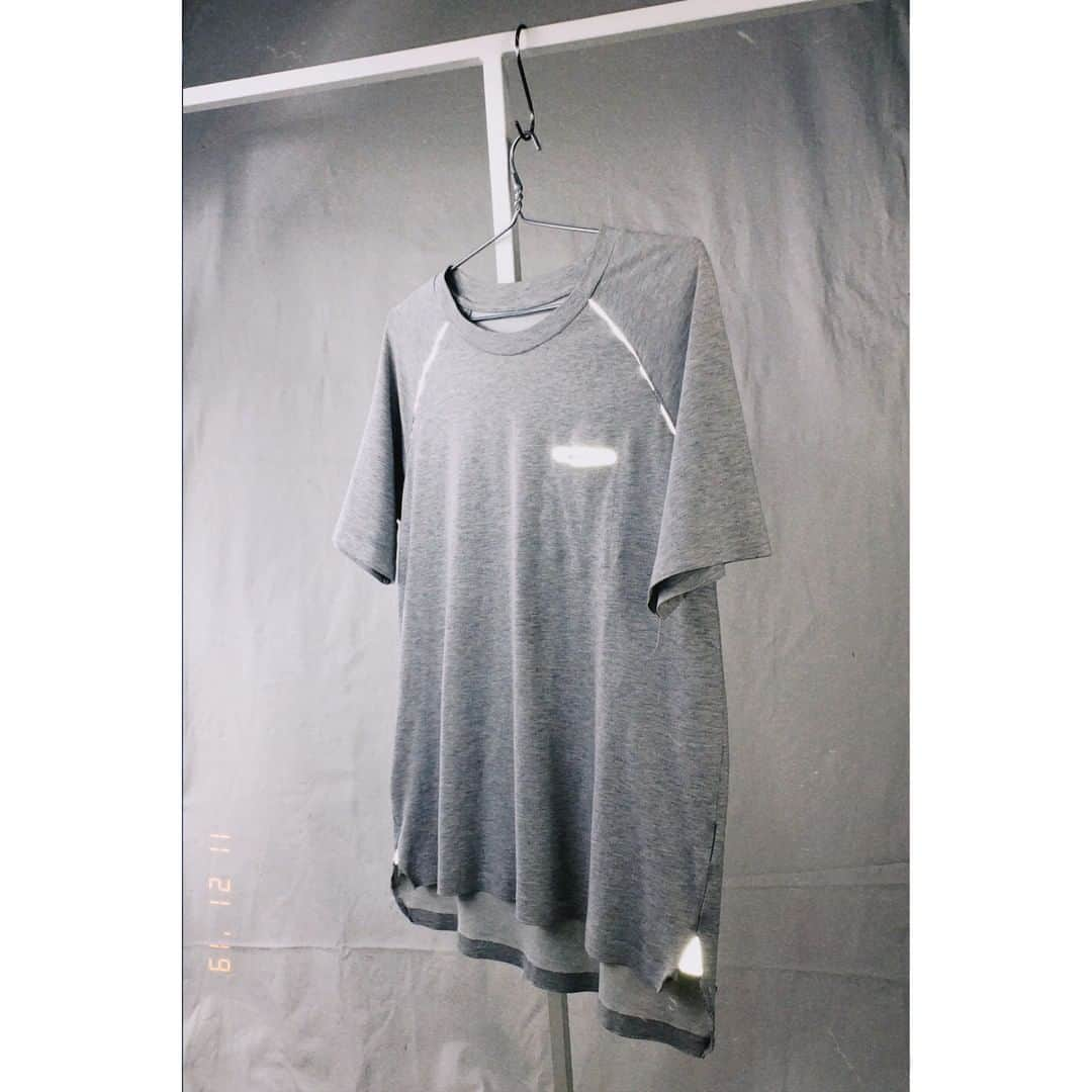 リンダマイフンさんのインスタグラム写真 - (リンダマイフンInstagram)「#archive⁠ 2017. Daytime. Flashed.⁠ Made with a technical combination of organic cotton jersey GOTS certified and an inner mesh layer made of recycled PET for breathability and moisture wicking in warm temperatures. Reflective details. Bonded hems.⁠ ⁠ #supervisionlab #tshirt #greymarle #organic #slowfashion #designerlife #design #recycledPET #whomademyclothes #proto #highvis #reflective #silvergrey ⁠」1月10日 1時10分 - lindamaiphung