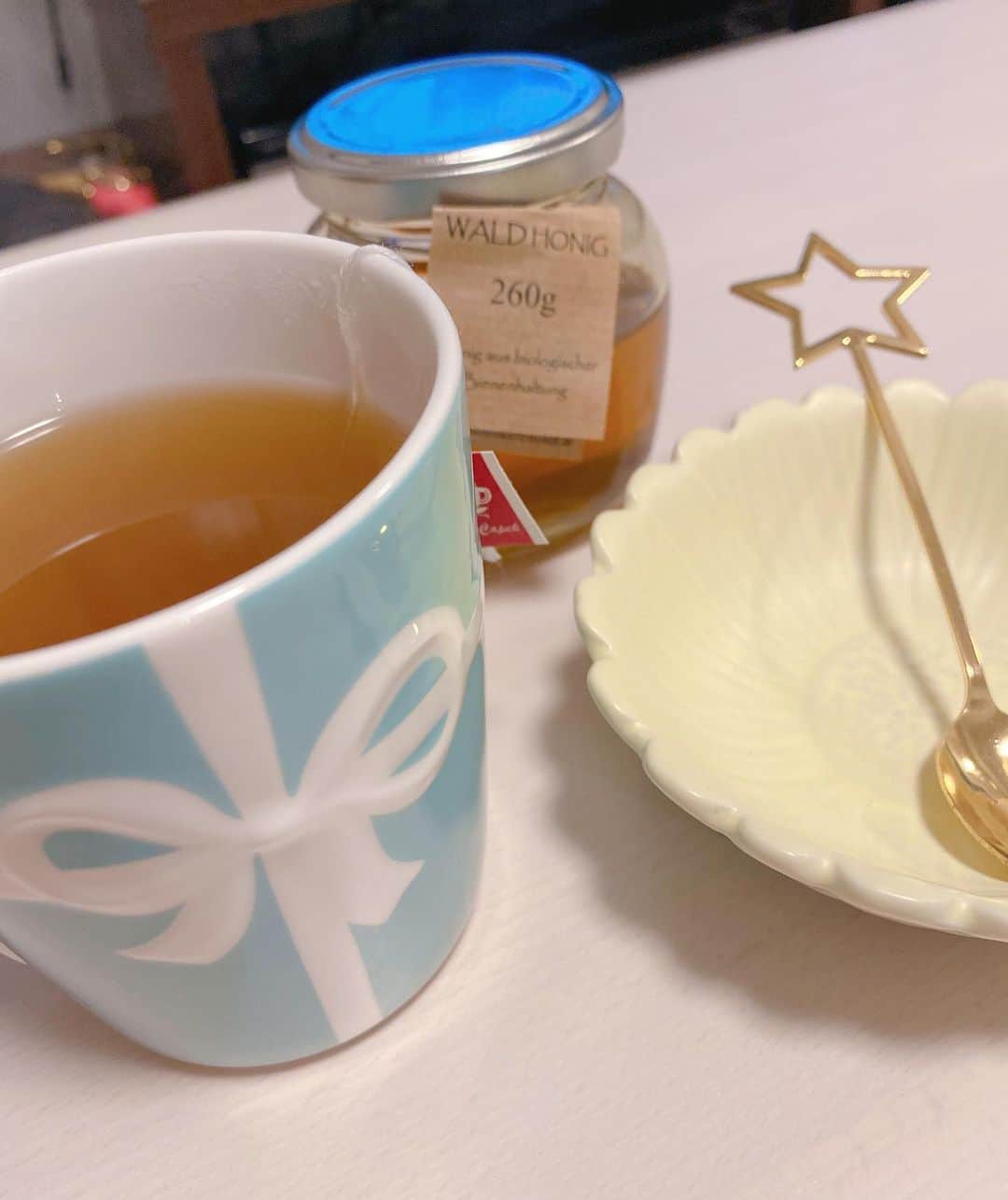 妃海風さんのインスタグラム写真 - (妃海風Instagram)「寝る前のお紅茶☕️✨ . はちみつたーっぷりいれて 好きな音楽きいて おやすみなさーい🍯😪💕 . #いい夢みましょ🌈」1月10日 1時22分 - fuhinami_official