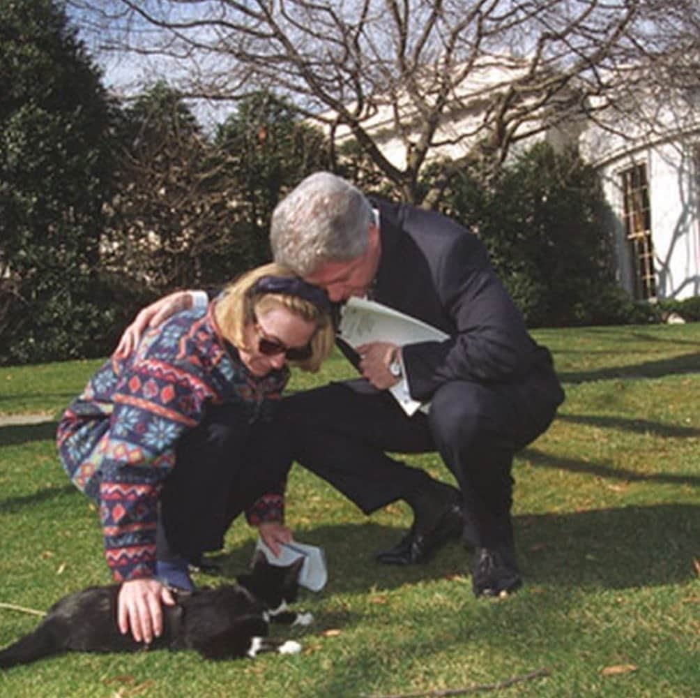 ヒラリー・クリントンさんのインスタグラム写真 - (ヒラリー・クリントンInstagram)「Bill, Socks, and me on the White House lawn. #tbt」1月10日 1時15分 - hillaryclinton