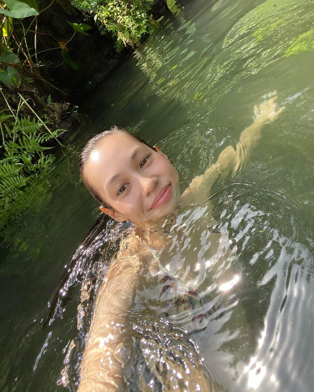 水原希子 さんのインスタグラム写真 - (水原希子 Instagram)「My favorite pool in the whole world 🥰🌿🧚🏼🦋🎋💦 最も理想的な自然界との共生。 このプールを心から愛してる🥺💞もはや川！」1月10日 1時34分 - i_am_kiko