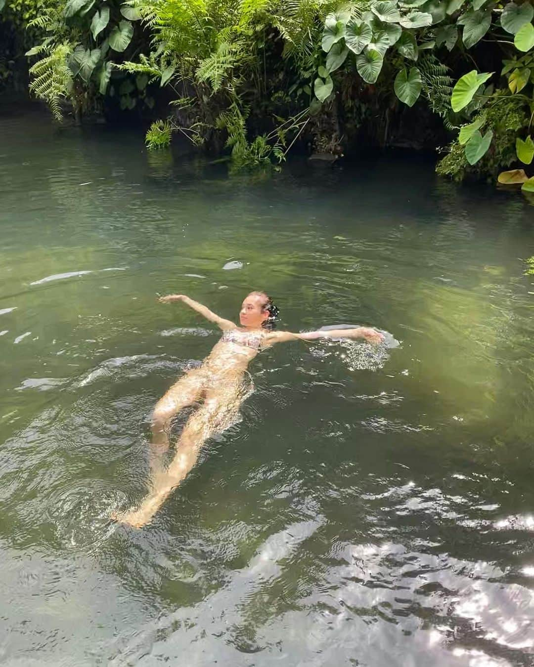 水原希子 さんのインスタグラム写真 - (水原希子 Instagram)「My favorite pool in the whole world 🥰🌿🧚🏼🦋🎋💦 最も理想的な自然界との共生。 このプールを心から愛してる🥺💞もはや川！」1月10日 1時34分 - i_am_kiko