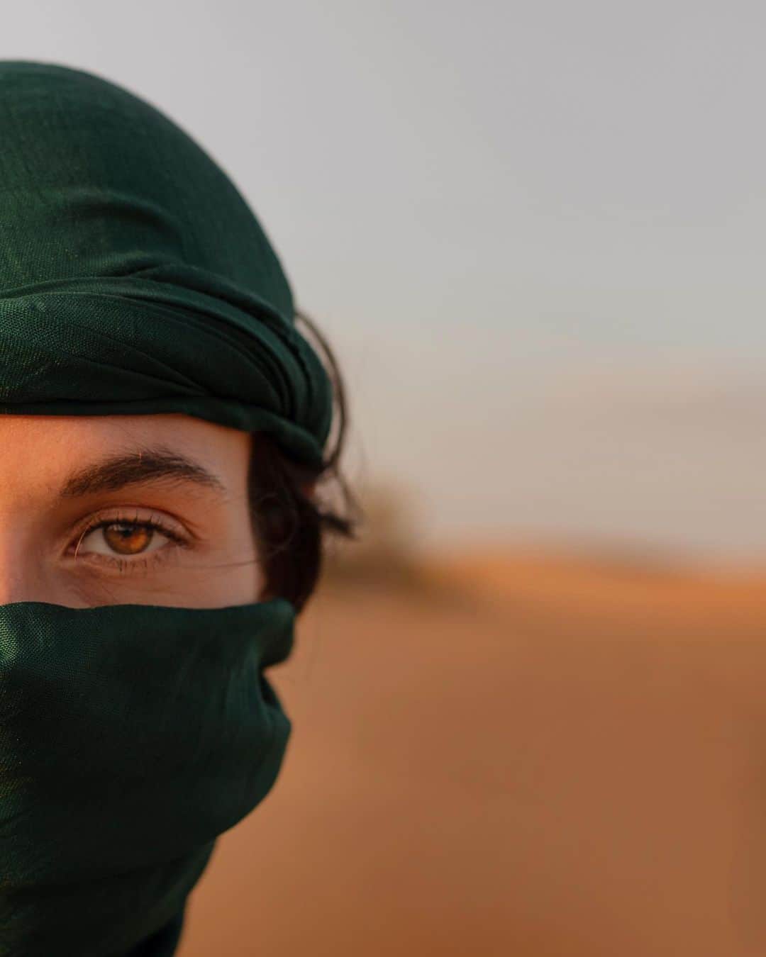 Simone Bramanteさんのインスタグラム写真 - (Simone BramanteInstagram)「{ Brown & Green } • The warm tones of the sand and Marta's eyes. Me and @martaceccon in #🇦🇪 #sonyalpha」1月10日 1時36分 - brahmino