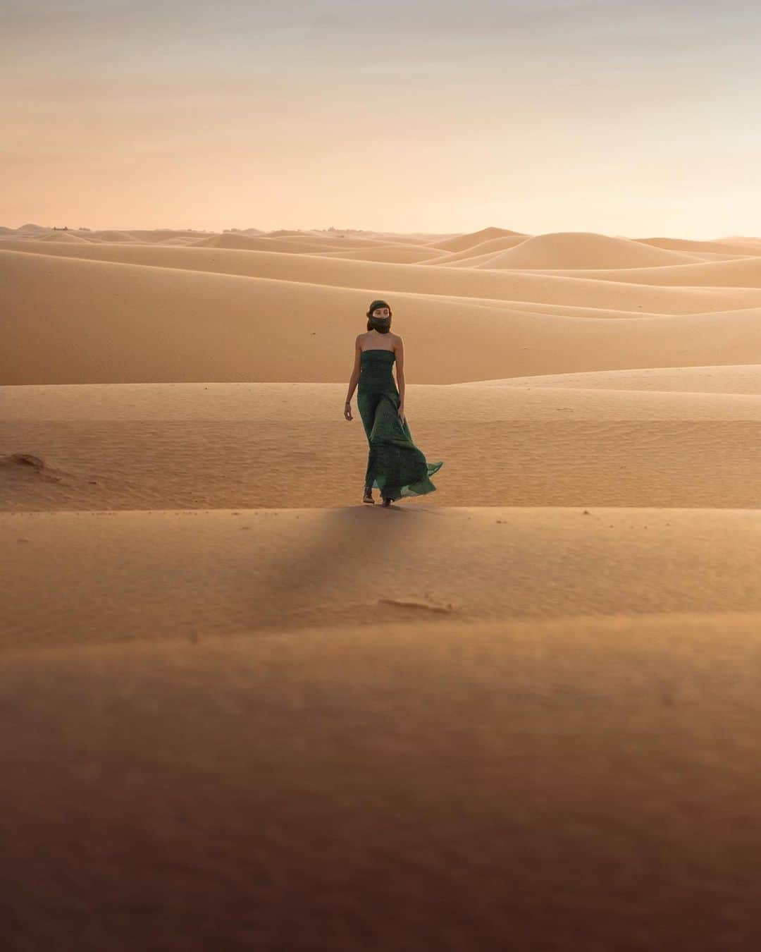 Simone Bramanteのインスタグラム：「{ Brown & Green } • The warm tones of the sand and Marta's eyes. Me and @martaceccon in #🇦🇪 #sonyalpha」