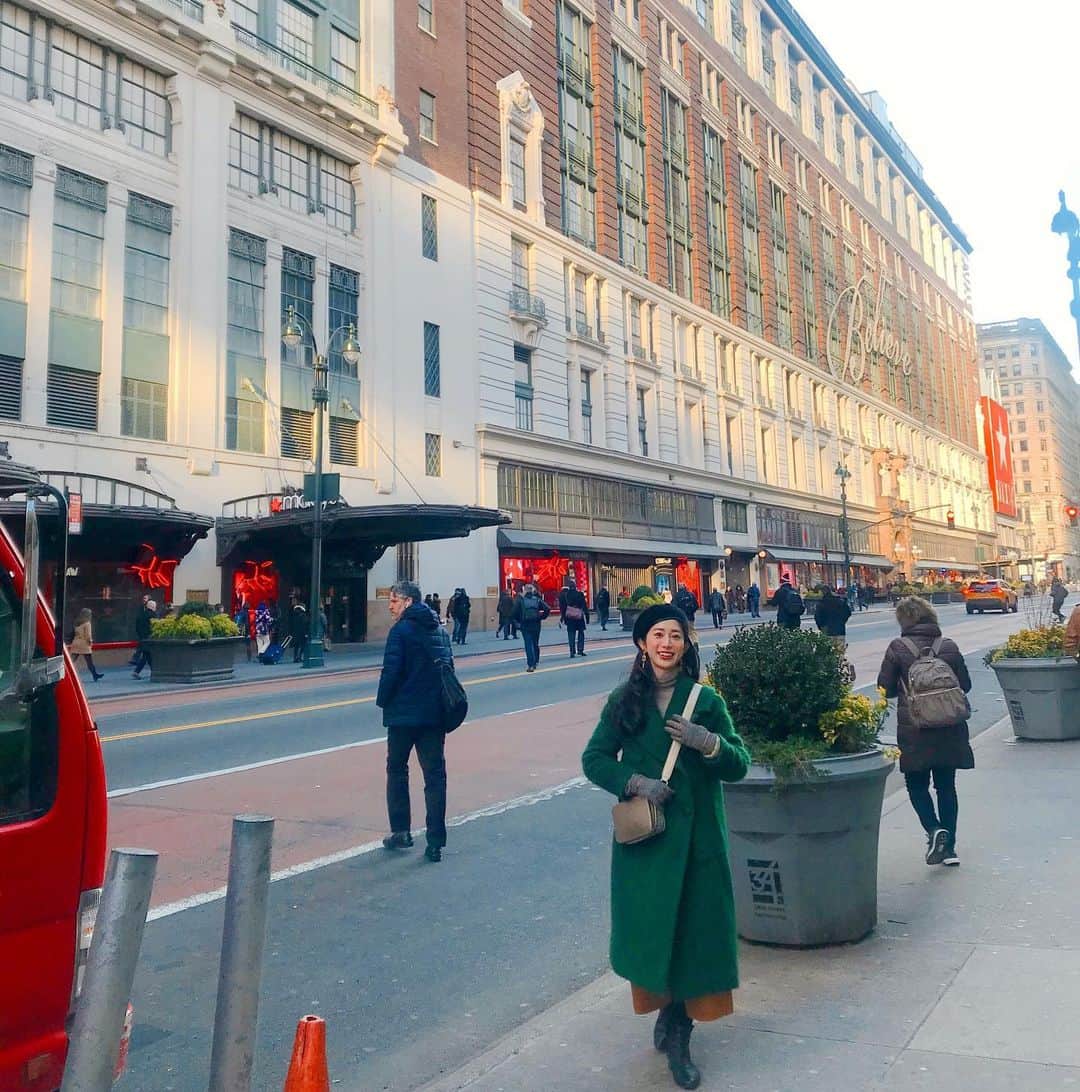 のインスタグラム：「100年近い歴史ある建物と 先端をいく真新しいビルがまじりあう 📍NYC  わくわく✖️10000  一一一一一一一一一 #nyc#america#アメリカ #🇺🇸#🗽#🍟#trip #vacation#holiday #旅#旅行#✈️ #ニューヨーク#ny #newyork」
