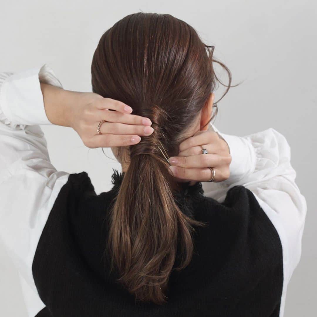 モッズ・ヘア スタイリングツールさんのインスタグラム写真 - (モッズ・ヘア スタイリングツールInstagram)「【HAIR TUTORIAL】冬はやっぱり大人なエレガントヘアアレンジ2 ・ ・ 「簡単！大人ミューズなまとめ髪」 ・ ・ ・ ① 25mm程度のヘアアイロンで、毛先をワンカールする。 ② 前髪やこめかみ、もみあげなどの後れ毛を分けながら髪を１つに束ねる。 ③ 毛束を少し取り、ゴムを隠すように巻きつけてピンで固定する。 ④  ③で巻きつけた髪の毛に続くように巻きつける。これを２〜３回繰り返す。 ⑤後れ毛や前髪を巻いたら完成。  hair: HIROKO IWASAKI （mod’s hair SHINJUKU）  makeup:HARUKA MIYASHITA （mod’s hair SHINJUKU）  #modshair #モッズヘア #modshairstylingtools #モッズヘアスタイリングツール #ヘアメイク #大人可愛い #ポニーテールアレンジ #時短 #スタイリング #セルフアレンジ #簡単ヘアアレンジ #簡単アレンジ  #ワンカール #ポニーテール  #hairset #hairstyle #mediumhair #hairarrange #straighthair」1月10日 12時52分 - mods_hair_stylingtools