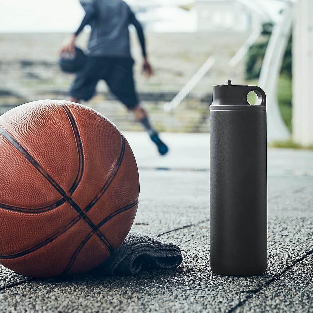 のインスタグラム：「[新商品入荷: ACTIVE TUMBLER]⁠⠀ ACTIVE TUMBLER（アクティブタンブラー）の販売が、本日1月10日(金)よりKINTO オンラインショップにてスタートしました。KINTO STORE Tokyoは、1月11日(土)〜発売開始となります。⁠⠀ ⁠⠀ 太陽の下で身体を動かすスポーツライフに向けたACTIVE TUMBLER。動きながらでも開け閉めしやすいスパウトタイプの飲み口は、口当たりが良く快適な飲み心地です。日常使いにも適した600mlと、炎天下での運動やアウトドアユースに適した800mlの2サイズです。⁠⠀ （詳しくはLinkin.bioをクリック @kintojapan）⁠⠀ ---⁠⠀ [NEW ITEM: ACTIVE TUMBLER]⁠⠀ ACTIVE TUMBLER is now available at KINTO JAPAN online store and will be available at KINTO STORE Tokyo on January 11. ACTIVE TUMBLER is designed to help you elevate your energy. The straw-type spout is easy to open and comfortable to drink from. It is available in 600ml and 800ml sizes.​ ​⁠ (Currently only available in Japan) (see linkin.bio @kintojapan)⁠⠀ ---⁠⠀ Share your KINTO items with #mykinto for a chance to be featured.⁠⠀ .⁠⠀ .⁠⠀ .⁠⠀ #kinto #キントー #new #newitem #activetumbler #tumbler #mybottle #bottle #mytumbler #waterbottle #thermos #simplelife #simpledesign #ecolife #zerowaste #reuse #lifestyle #新商品 #タンブラー #マイカップ #マイタンブラー #マイボトル #水筒 #暮らしの道具 #暮らしを楽しむ #シンプルな暮らし #丁寧な暮らし」