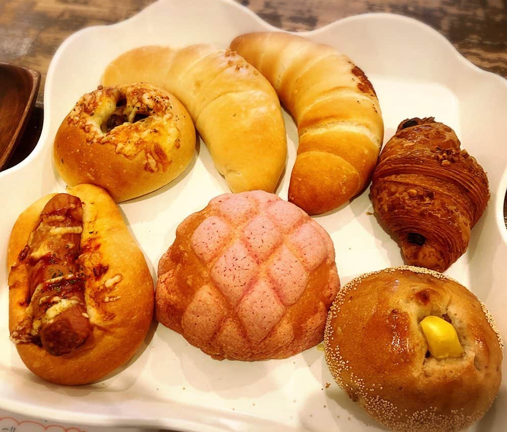 とぎもちさんのインスタグラム写真 - (とぎもちInstagram)「【高松 다카마쓰 】﻿ ﻿ 街のお気に入りパン屋さん🥐﻿ ベーカリーカフェ ル・レーヴ！﻿ ﻿ 焼き立ては﻿ ふわもち美味し過ぎて…🤤💕﻿ ﻿ 2階のイートインで﻿ のんびり食べるの好き😆💕 ♡ #bakerycafeル・レーヴ #ベーカリーカフェル・レーヴ #ルレーヴ  #ちくわパン #高松 #香川 #日本 #高松パン屋 #베커리카페르레브 #다카마쓰 #카가와 #일본 #다카마쓰맛집 #다카마쓰여행 #카가와여행 #먹스타그램 #토기모치」1月10日 12時46分 - togistagram