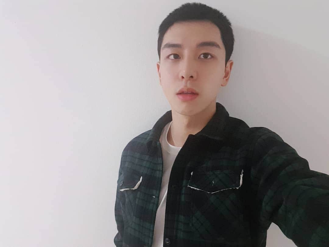のインスタグラム：「행복한 금요일 되세요-까까🙈」
