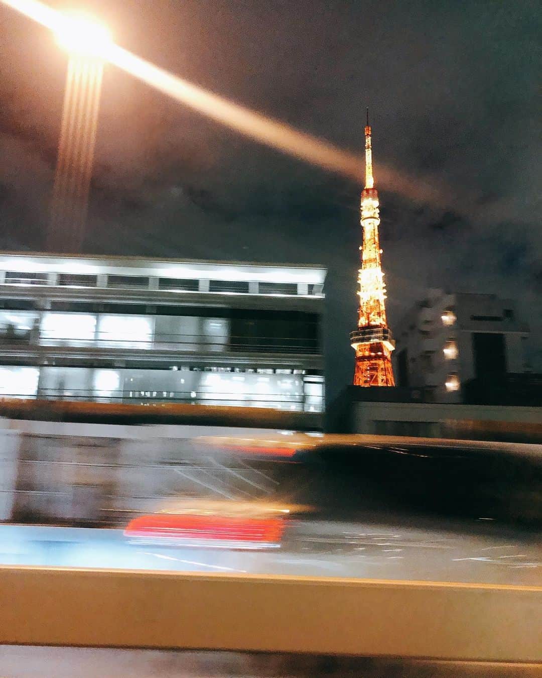 谷まりあさんのインスタグラム写真 - (谷まりあInstagram)「昨日も今日も東京タワーと追いかけっこ　みると絶対撮ってしまう不思議なタワー☺️🥺🥺 今日と頑張りましょう☺️❤️」1月10日 12時50分 - mariaaaa728