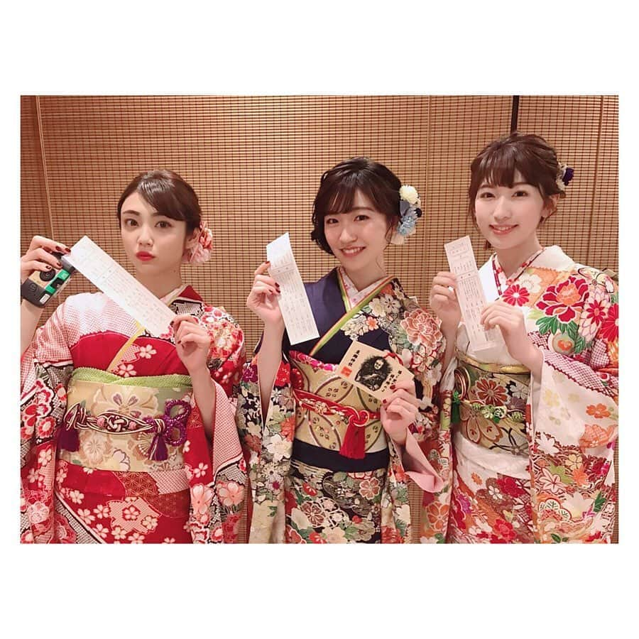 山谷花純さんのインスタグラム写真 - (山谷花純Instagram)「‪ 事務所の後輩、前島亜美ちゃんと日比美思ちゃん。 ‬一方的に大好きで可愛くて仕方がない2人。類は友を呼ぶ。全員人見知り。‬ ‪3人でおみくじの結果を見た。 ‬ ‪二枚目、病『春から冬にかけて禍あり』を見た山谷。  とてつもない不安に襲われて‬先輩らしかぬ顔。‬ 三枚目、ちょっと良いこと書いてあった。素直に喜んだ。  亜美ちゃんと美思ちゃんが一緒に出る舞台楽しみだな。いつもありがとう^ ^  #前島亜美 #日比美思 #山谷花純 #avex #おみくじは吉 # #マネージャーiさん #良き写真をありがとう」1月10日 11時25分 - kasuminwoooow