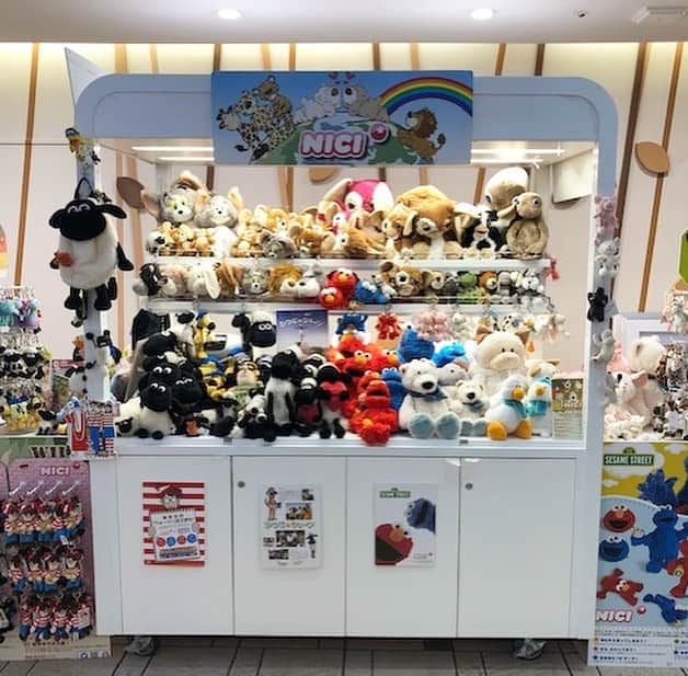 NICI JAPANさんのインスタグラム写真 - (NICI JAPANInstagram)「... 本日よりスタート！！東京駅1番街 キャラクターストリートに、期間限定NICIワゴンショップ登場！新登場のセサミストリートグッズの他、ひつじのショーン、トムとジェリー、グレムリン、などのキャラクターグッズ、NICIビーンバッグ、フィギュアポーチを豊富に取り揃えてみなさまのご来店をお待ちしております☆この機会、お見逃しなく！！ . . 店名 👉NICIワゴンショップ . 期間 👉2020/1/10(金)-2020/1/23(木) . 営業時間 👉10：00-20：30 ※最終日18:00まで . 場所 👉東京駅一番街 キャラクターストリート K階段下ストリートワゴン . お問合せ先：070-1213-1029 運営会社：㈱アイラ こちらのSHOPは㈱アイラ が運営しておりますので、期間中のSHOPに関するご質問は、上記お問い合わせ先へお願い致します。※営業時間のみ . . #NICI #ニキ #ドイツ #ぬいぐるみ #期間限定 #NICIショップ #ニキショップ #愉快な仲間たち #セサミストリート #ひつじのショーン #ショーン #トムとジェリー #グレムリン #東京駅 #東京駅一番街 #東京キャラクターストリート #ギフト #お土産」1月10日 11時25分 - nici_japan