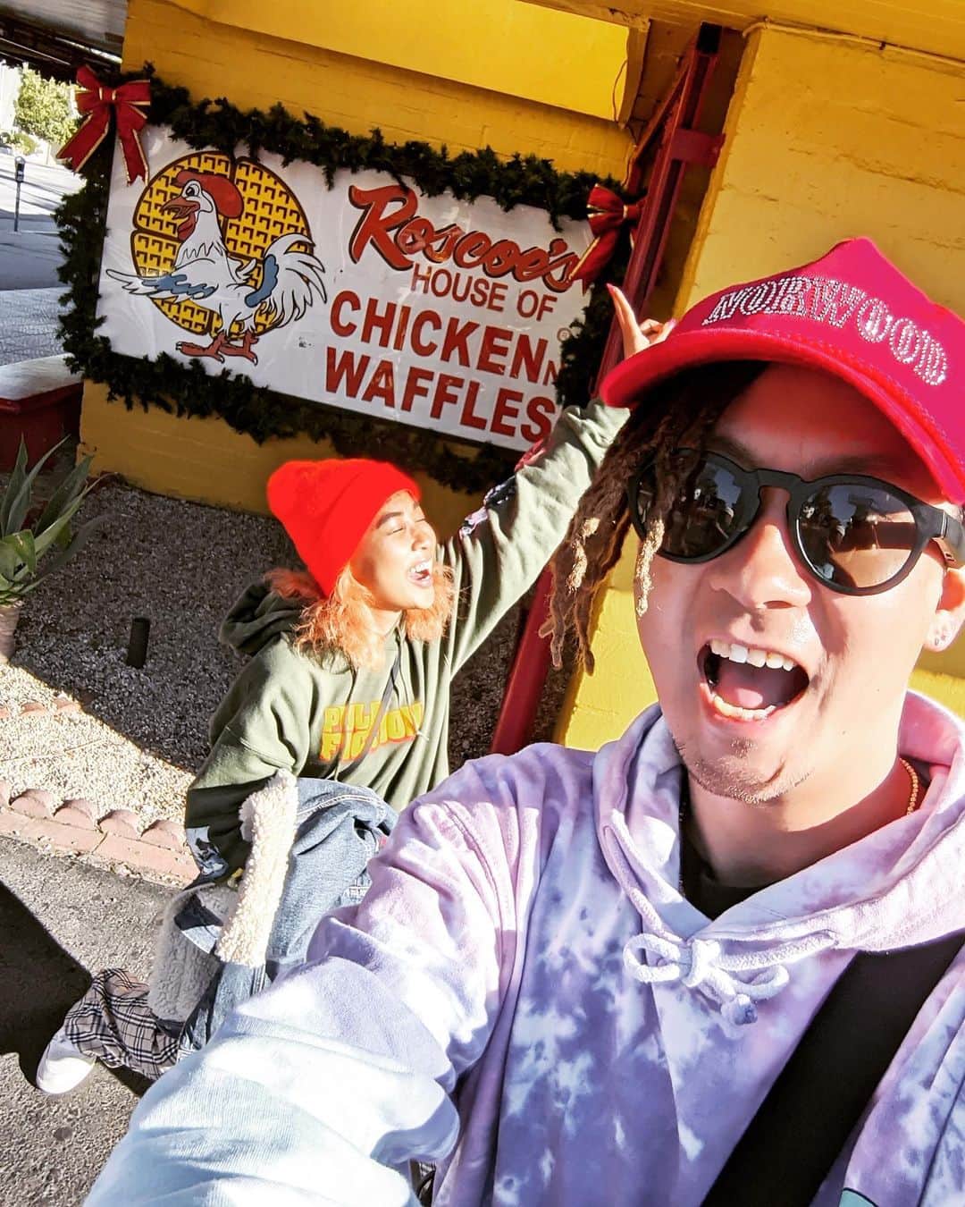 TOMO さんのインスタグラム写真 - (TOMO Instagram)「LAにてテルマちゃんと出会う〜  奇跡のタイミングw  一緒にRoscoe'sに！！ チキンとワッフル最高〜  一緒に大好きな場所行けて嬉しかった！！ #dapump #青山テルマ #roscoeschickenandwaffles」1月10日 11時22分 - dp_tomo0561