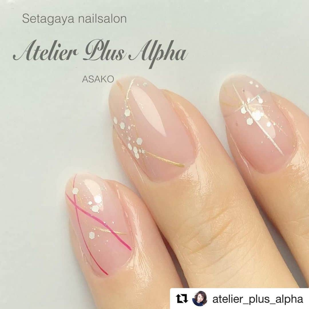 initygel_officialさんのインスタグラム写真 - (initygel_officialInstagram)「#Repost @atelier_plus_alpha with @get_repost ・・・ 浮かないフィルインのベース作りと丁寧でしっかりとした技術のネイルサロン・アトリエプラスアルファ✨﻿ ﻿ 年末にご来店頂いたお客様😊﻿ 流線的なラインなどが好きなので水引きをイメージしたデザインに💅🏻﻿ ﻿ 一見とてもシンプルに見えるのですが…﻿ ・ファンデーションカラーとしてベースにラテコレクションのマキアートを塗布﻿ ・ソイラテでふんわり簡単グラデーションをしてます。﻿ その後に水引きラインをしてます💕﻿ ﻿ いつもご来店前にLINEで《お題》をくれるお客様の次回はなんだろう❓とワクワク🎵﻿ 届くの待ってます🥰﻿ ﻿ ✼••┈┈┈┈┈┈┈┈••✼﻿ 使用カラー﻿ LT-01S﻿ LT-03S﻿ RD-01M﻿ GD-01P﻿ SV-01P﻿ ﻿ ✼••┈┈┈┈┈┈┈┈••✼﻿ ﻿ ﻿ 世田谷区 祖師谷・砧・成城にあるネイルサロン﻿ 爪を傷めず早い技術で手元に自信を与える！﻿ アセトンを使わないマシーンオフのフィルインのお店﻿ アトリエプラスアルファ﻿ 《Atelier Plus Alpha》﻿ ﻿ 🙋🏼どんな方にオススメ？﻿ ✔爪に悩み（コンプレックス）を解消したい方﻿ ✔爪に負担をかけずに保護したい方﻿ ✔ジェルネイルのモチが悪い方﻿ ✔欠けたり割れたりしやすい方﻿ ✔自爪に自然な厚みを作り強度が欲しい方﻿ ✔ささくれや甘皮や指先の角質を取り除いて綺麗にケアしたい方﻿ ﻿ 🏠こんなネイルサロンを探している方！﻿ 🍀ネイルが初めての方にもおすすめのサロン﻿ 🍀カウンセリングや似合う施術がしたい方﻿ 🍀オフィスネイルやシンプルネイルが好きな方﻿ 🍀子育てにもジェルがおすすめです﻿ ﻿ マンションの一室の完全プライベートサロンでくつろぎながらゆったりとしつつ時間が短くそれでいて綺麗な仕上がりを求める方に…﻿ 爪の健康を守りながら見惚れて元気のでる指先へ✨﻿ ﻿ ✼••┈┈┈︎┈︎┈︎┈︎┈︎┈︎┈┈︎┈︎┈︎┈︎┈︎┈┈••✼﻿ ご新規様オフ無料﻿ １ヶ月以内のご来店で次回当店オフ代無料﻿ ✼••┈┈┈┈┈┈┈┈┈┈┈┈┈┈┈┈••✼﻿ ﻿ ご予約はLINE@またはＤＭでも受け付けております﻿ ▶️@fgn2118t（@マークからIDです）﻿ お友達追加後メッセージお待ちしております。﻿ 📝ご予約📩お問い合わせ🔰ご相談お気軽にメッセージ下さい✨﻿ ﻿ ☎️080-9666-5931﻿ ⏰9時〜21時(最終受付19時)﻿ 🎀完全予約制﻿ 世田谷区砧6-2-13﻿ パラドーラ世田谷306﻿ -----------------------------------﻿ 🌸ネイリスト1人のプライベートサロンです。﻿ 接客中などお電話に出られないこともございます。﻿ 1人サロンなので施術中は電話に出れない場合があります。お名前とメッセージを残していただければ折り返しご連絡いたします。﻿ ﻿ ⚠️ネイリストの方はある程度ご質問をお受けする為お時間に余裕とネイリスト価格があるのでお問い合わせください。」1月10日 11時34分 - initygel_official