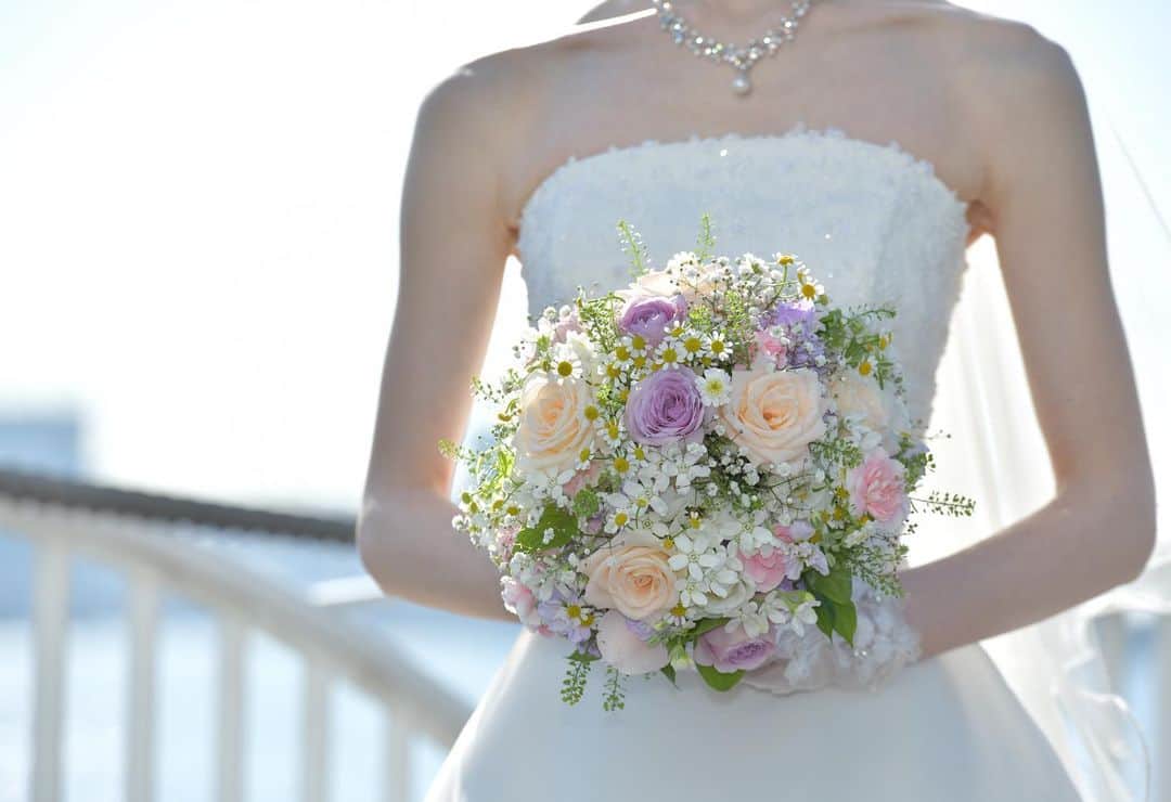 St.AQUA 東京の結婚式場 サンアクアチャペルさんのインスタグラム写真 - (St.AQUA 東京の結婚式場 サンアクアチャペルInstagram)「ひとつひとつのアイテムにこだわって . 生花のブーケはお二人らしさを出せる華やかなアイテムです💐 . . wedding date 2019.11.4 groom&bride T&S . . . #サンアクア #サンアクアチャペル #d_wedding #海の近くのウエディング #2019年冬婚 #2020年春婚  #2020年夏婚 #2020年秋婚 #挙式とお食事会 #和装前撮り #少人数ウエディング #ファミリーウエディング #ウエディングブーケ #会場コーディネート #家族婚 #家族挙式 #マタニティウエディング #パパママ婚  #ブライダルフェア #ウエディングドレス #ドレス試着 #結婚式場探し #式場探し #式場見学  #プレ花嫁 #2人挙式  #船上ウエディング #結婚式準備 #竹芝 #日本中のプレ花嫁さんと繋がりたい」1月10日 11時26分 - staquatakeshiba