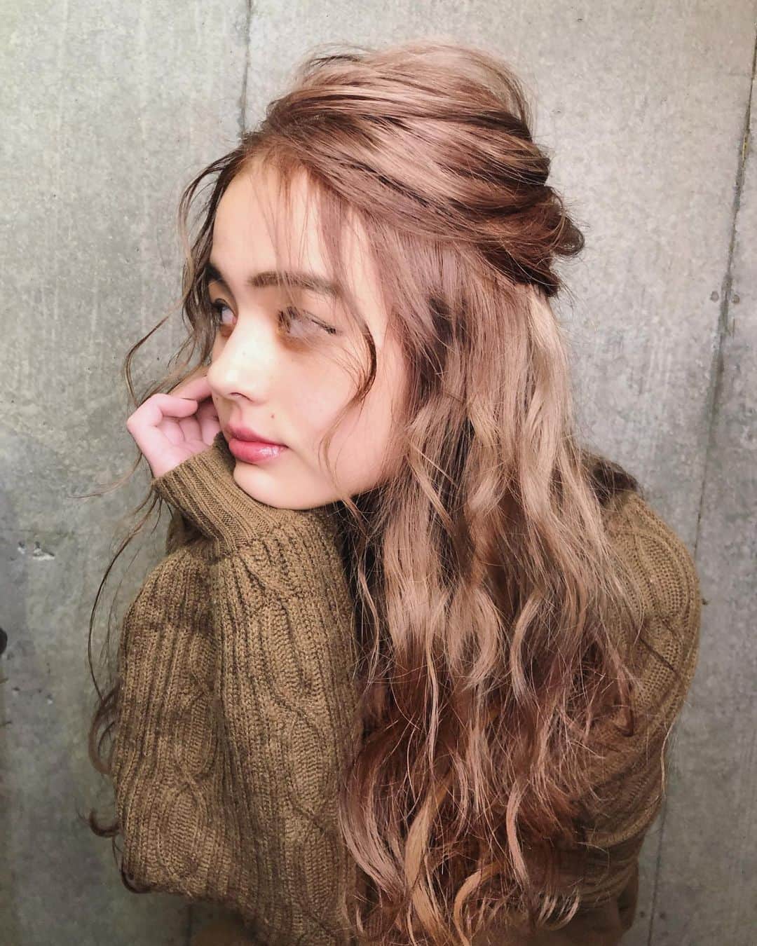 斉藤潤一のインスタグラム：「渡辺スタイル！ショコラベージュ カッコ可愛いスタイルと繊細な色 お客様の希望の色に近づけてくれる スタイリストです。 スタイリスト　sayaka  明るいカラーが好きな方は是非 . 〒150-0041 東京都渋谷区神南 ご予約はこちらへ ☞☞ TEL ☏﻿ ﻿03-3462-2093 web  roco@1cs.jp 渋谷 美容室 #rocospearz . 〒150-0041 東京都渋谷区神南1-14-9 第7FMGビルB1F . . ご予約はこちらへ ☞☞ TEL ☏﻿ ﻿03-3462-2093 web  roco@1cs.jp . ★平日  open  11:30-22:30 ★土日祝  open  11:00-21:30  #渋谷#東京#oggiotto#新宿#新宿美容室#ヘアアレンジ #外国人風#バレイヤージュ #hair#渋谷美容室 #インナーカラー#オシャレ #ダブルカラー#外国人風カラー#ショートヘア #ヘアアレンジ #ケアブリーチ  #ラベンダーアッシュ #newcolor # #tokyo #shibuya #hair #ボブスタイル #モデル#バレイヤージュカラー #バレイヤージュグラデーション」