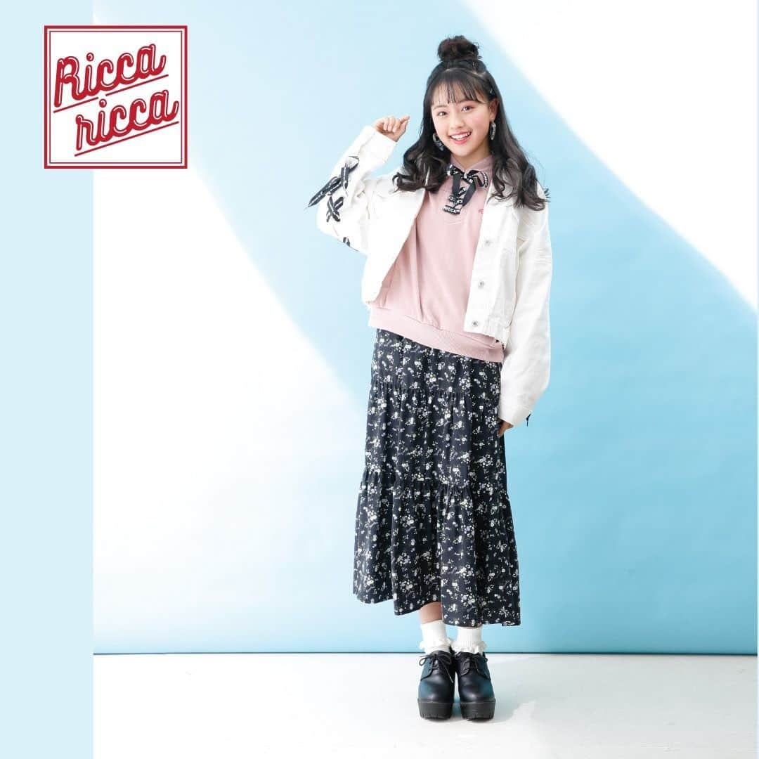 しまむらさんのインスタグラム写真 - (しまむらInstagram)「しまむら×RICCARICCA🎀 . 「ニコ☆プチ」掲載の「RICCARICCA」花柄やチェリー、ガーリーな甘さに黒アクセントでこなれ感もMIXした甘カジコーデ❤ . ＜ガールズ＞ ▶リボンジャケット 価格：税込2,900円 品番：736-0547（ツイルジャケット・中白・150） ▶さくらんぼフーディ 価格：税込1,500円 品番：723-0751（フーディ・中桃・150） ▶花柄ロングスカート 価格：税込1,900円 品番：733-0610（スカート・中黒・150） . #しまむら #しまパト #しまむらパトロール  #しまぱと #しまむら購入品 #しまむらコーデ  #しまむら戦利品 #しまむら大好き  #しまむら安心価格 #しまむらで購入  #春トレンド  #春ニット #ジャケット #春コーデ  #春服コーデ #春ファッション #春服  #2020年春 #おしゃれさんと繋がりたい  #お洒落さんと繋がりたい  #小学生コーデ #中学生コーデ  #小学生 #中学生 #キッズコーデ #ファッション部 #fashion  #RICCARICCA #リッカリッカ #上坂樹里」1月10日 12時02分 - grshimamura