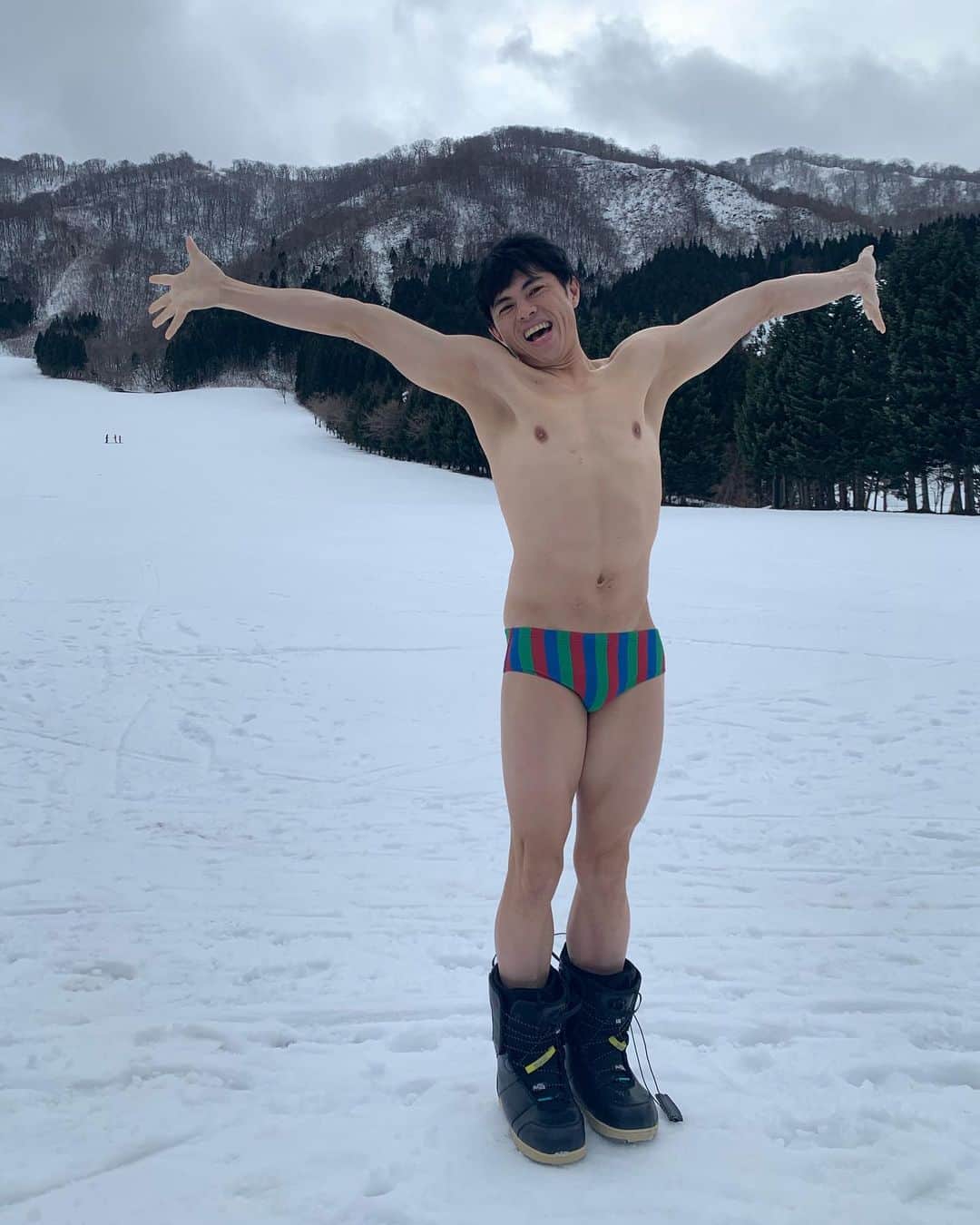 若林翔子のインスタグラム：「よしこのビバモーーーーン！ #小島よしお さんとスキー場なう🤣🤣🤣 もー画ヂカラすごい😂😂😂 #スキー場 #で海パン #さすがの一言」