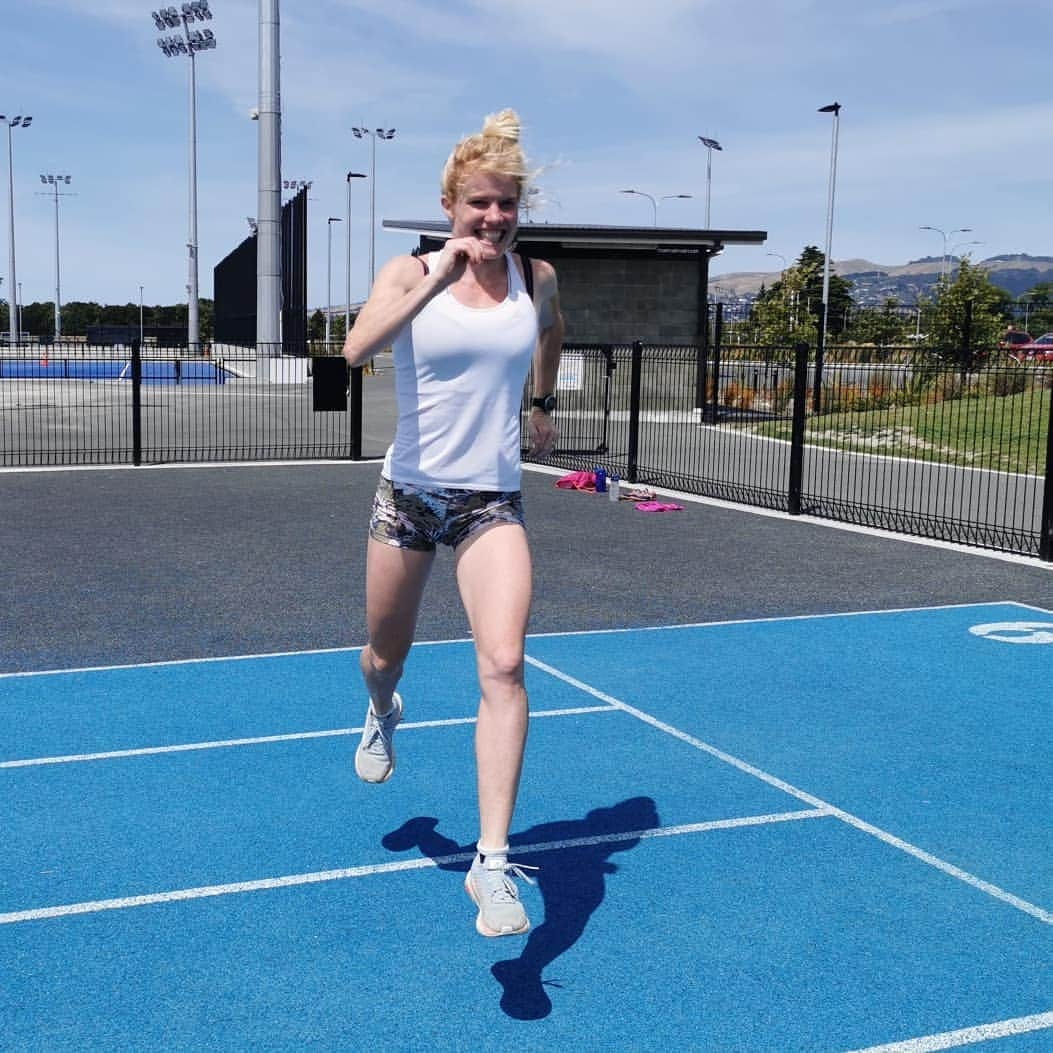 アンジェラ・ペティさんのインスタグラム写真 - (アンジェラ・ペティInstagram)「Springing into the weekend 💪🏃‍♀️ All the best to everyone competing at the North Island Colgate Games this weekend!  I have great memories from the North Island Colgates at North Shore in 2005 when I was 13 🏃‍♀️🏃‍♀️ #womensrunningnz  #womensrunning #trackfriday」1月10日 12時11分 - angie_run800m