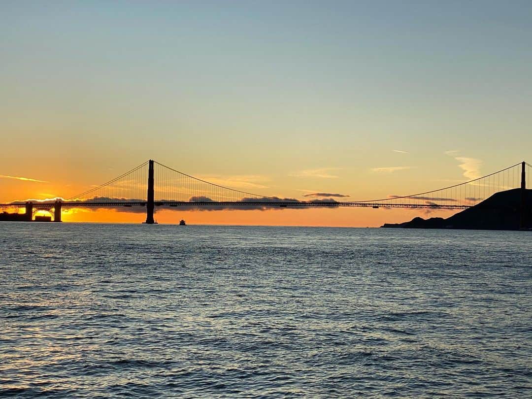 ジョディ・スウィーティンさんのインスタグラム写真 - (ジョディ・スウィーティンInstagram)「Enjoyed the last night of our vacation out on a boat with friends in the bay! We went out on our friend @jerrysfaeries boat to see both the Bay and Golden Gate Bridges and catch an absolutely breathtaking sunset! Absolutely perfect! With @brookcasey and @surfandsail too! #wereonaboat⛵️ #friendsarefamily #girlsvacation #sunsetcruise」1月10日 12時26分 - jodiesweetin