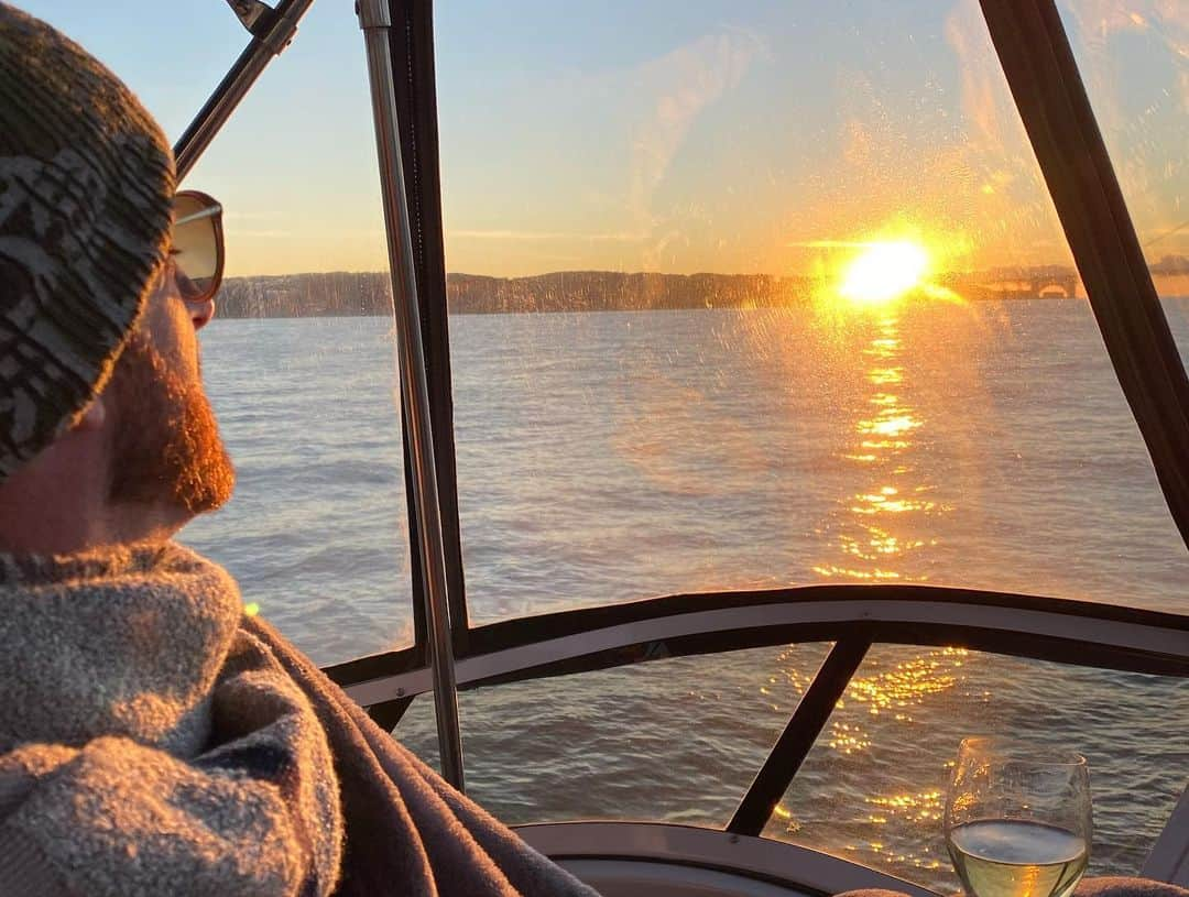 ジョディ・スウィーティンさんのインスタグラム写真 - (ジョディ・スウィーティンInstagram)「Enjoyed the last night of our vacation out on a boat with friends in the bay! We went out on our friend @jerrysfaeries boat to see both the Bay and Golden Gate Bridges and catch an absolutely breathtaking sunset! Absolutely perfect! With @brookcasey and @surfandsail too! #wereonaboat⛵️ #friendsarefamily #girlsvacation #sunsetcruise」1月10日 12時26分 - jodiesweetin