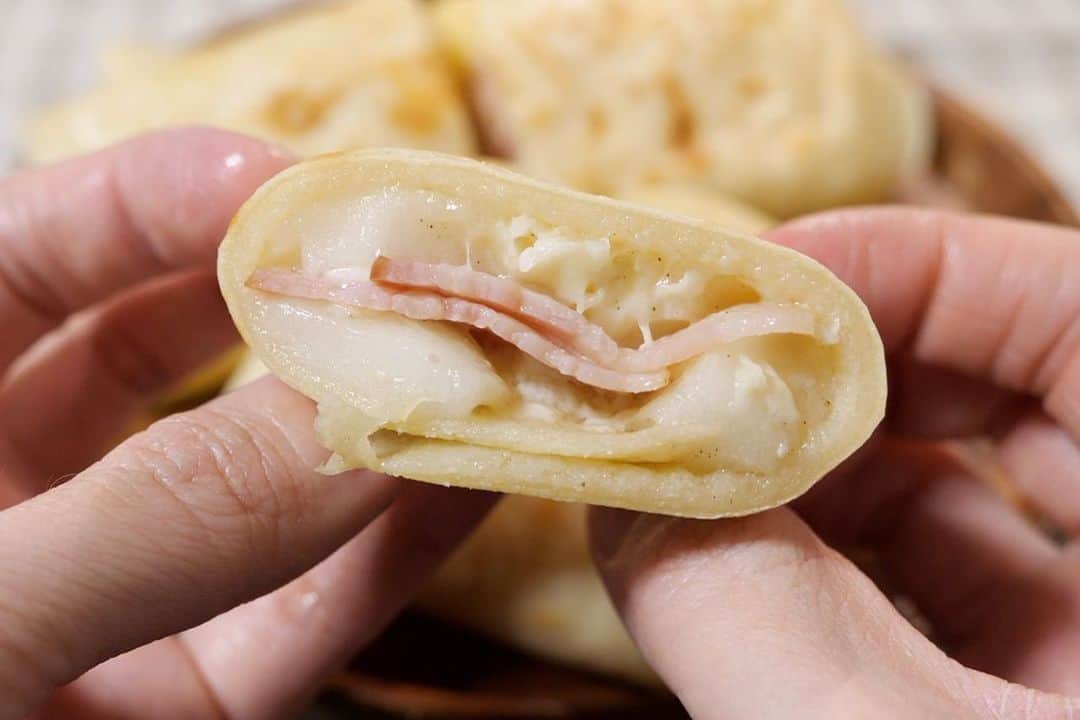 かっちゃんねるさんのインスタグラム写真 - (かっちゃんねるInstagram)「残ったお餅とフライパンで簡単🌯！﻿ ﻿ 「セブン○レブン風　ベーコンもちチーズブリトー」﻿ ﻿ 【ブリトー生地（３枚分）】﻿ ・薄力粉 100g・ベーキングパウダー 2g・砂糖 5g・塩 2g・水 160ml﻿ ﻿ ・切り餅（16等分） 2個・ベーコン（薄切り）6枚・ミックスチーズ 90gほど・サラダ油、塩こしょう、マヨネーズ 適量﻿ ﻿ ﻿ ◎生地材料の粉類を混ぜ、水を少しづつ加え混ぜる→フライパンでベーコンを焼き一旦取り出す→フライパンに薄くサラダ油をぬり1/3を流し入れ中火で焼く→表面が固まってきたら裏返して切り餅の1/3とミックス1/3をのせる→蓋をして弱めの中火で３分ほど焼く→塩こしょうとマヨネーズをかけ焼いたベーコンを2枚のせて巻く。﻿ ﻿ ﻿ あのコンビニの人気商品のようなもちもちの生地と、とろとろなお餅とチーズが美味しいレシピです﻿ 😋🌯🎉﻿ ﻿ #餅 #お餅 #鏡開き #お餅アレンジ #ブリトー #トルティーヤ #料理 #レシピ #料理動画 #簡単レシピ」1月10日 12時21分 - kattyan1011